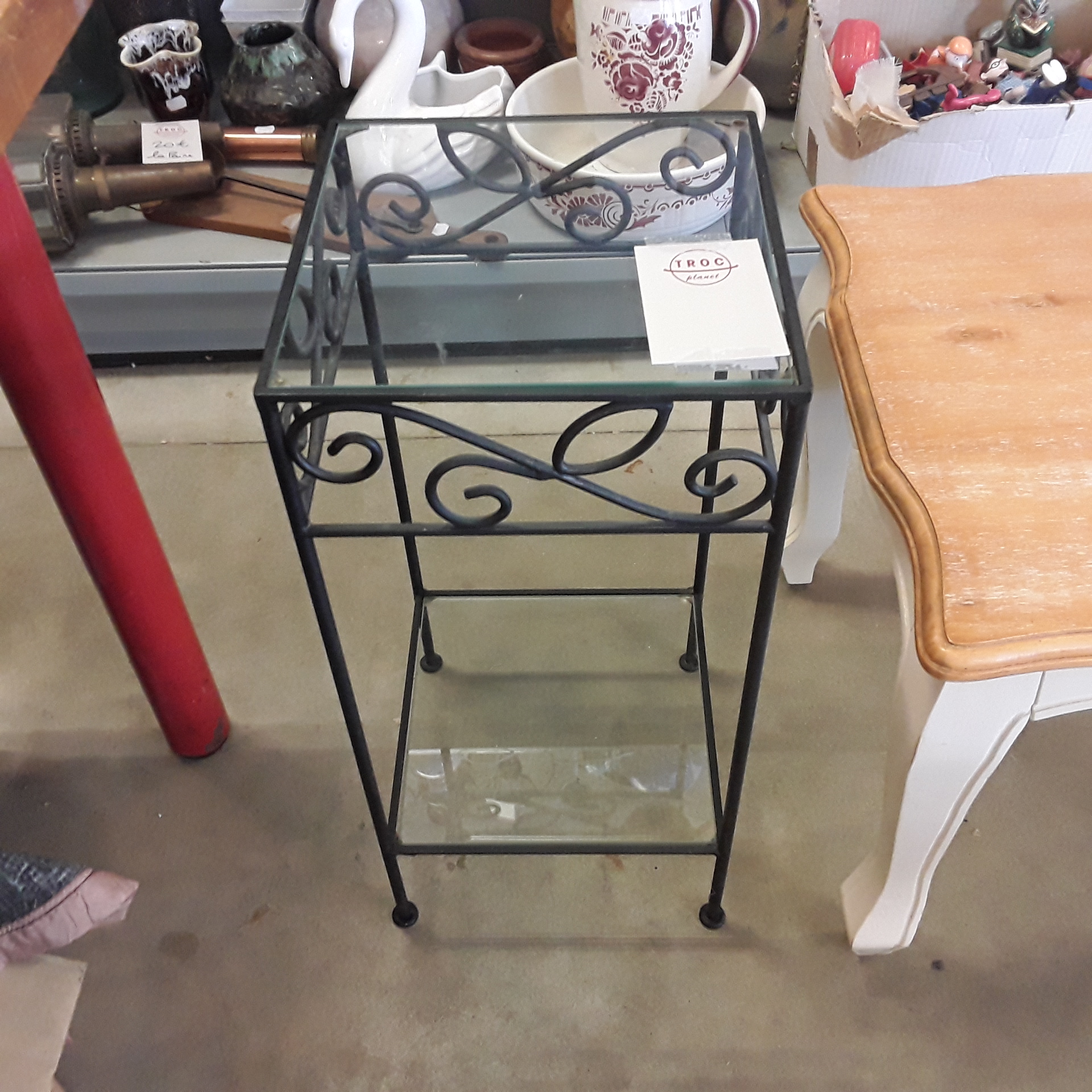 <p>Console vitrée métal<br />2 étages<br />20,00 € T.T.C<br /><a href="/Article/122153?type=depose" style="color:white;" target="_blank">Lien vers l&#39;article</a></p>