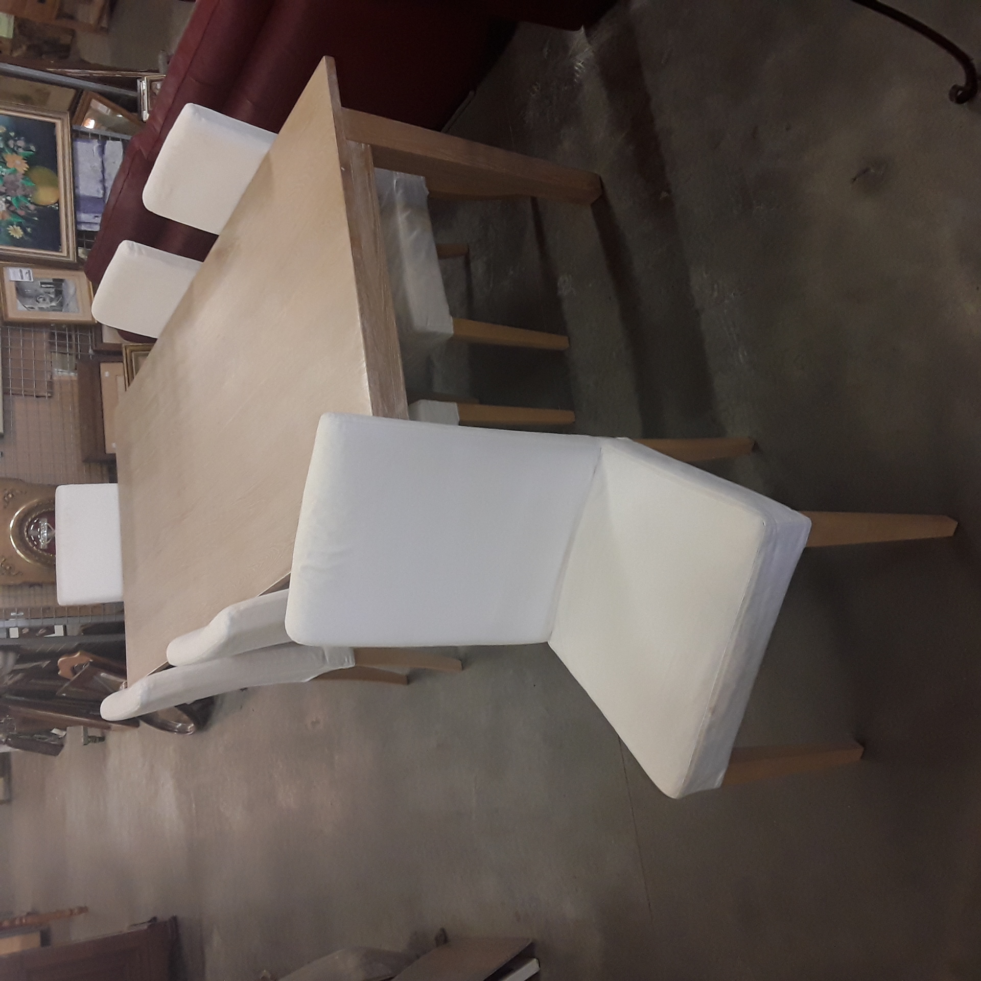 <p>6 chaises tissu pied en bois<br />blanc<br />60,00 € T.T.C<br /><a href="/Article/124549?type=depose" style="color:white;" target="_blank">Lien vers l'article</a></p>