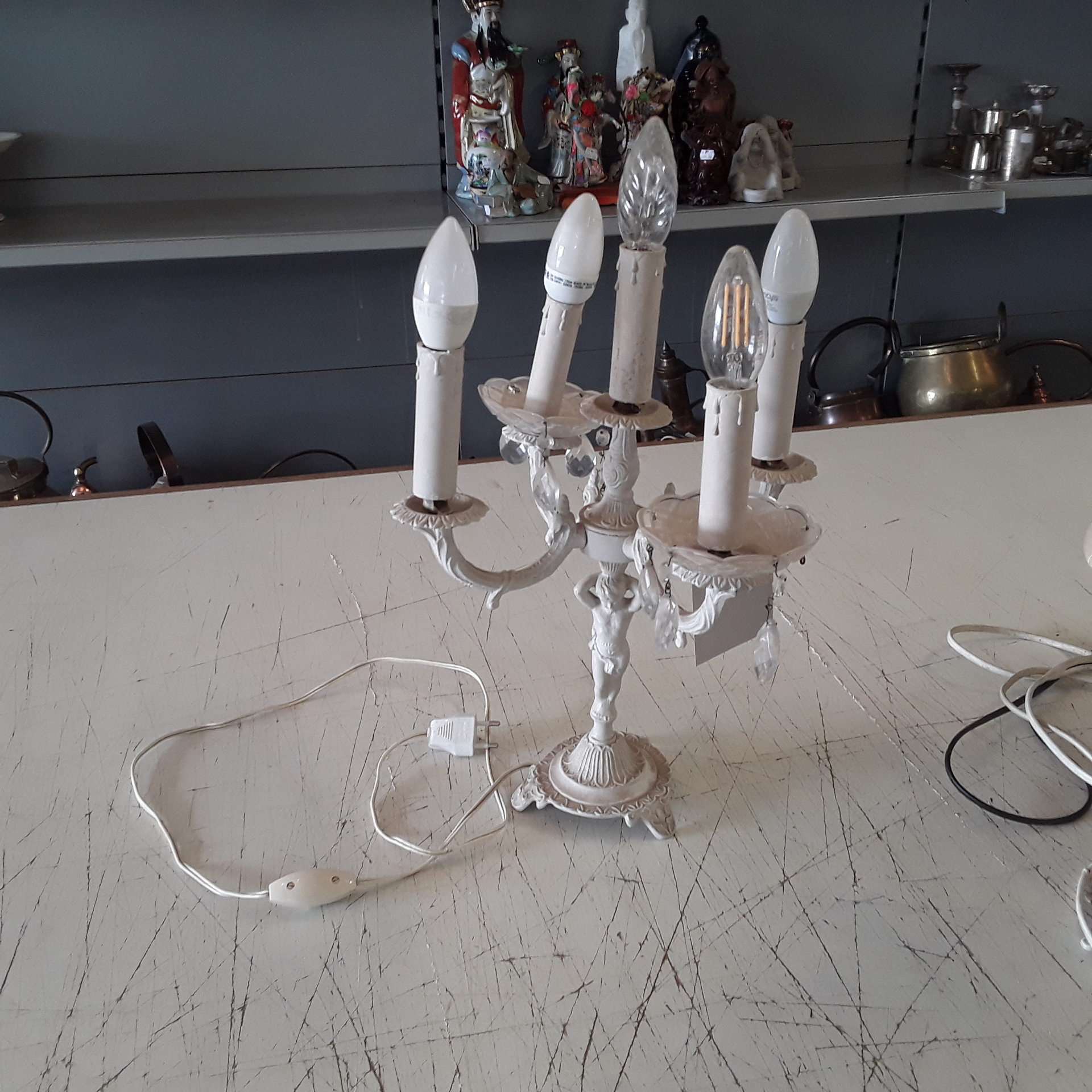 <p>Chandelier monté en lampe <br />métal blanc<br />9,00 € T.T.C<br /><a href="/Article/122204?type=depose" style="color:white;" target="_blank">Lien vers l&#39;article</a></p>