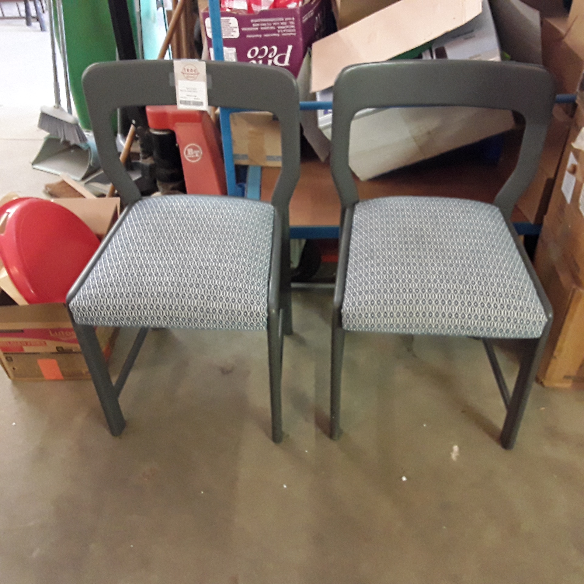 <p>Paire de chaises bleue<br />16,00 € T.T.C<br /><a href="/Article/121840?type=depose" style="color:white;" target="_blank">Lien vers l&#39;article</a></p>