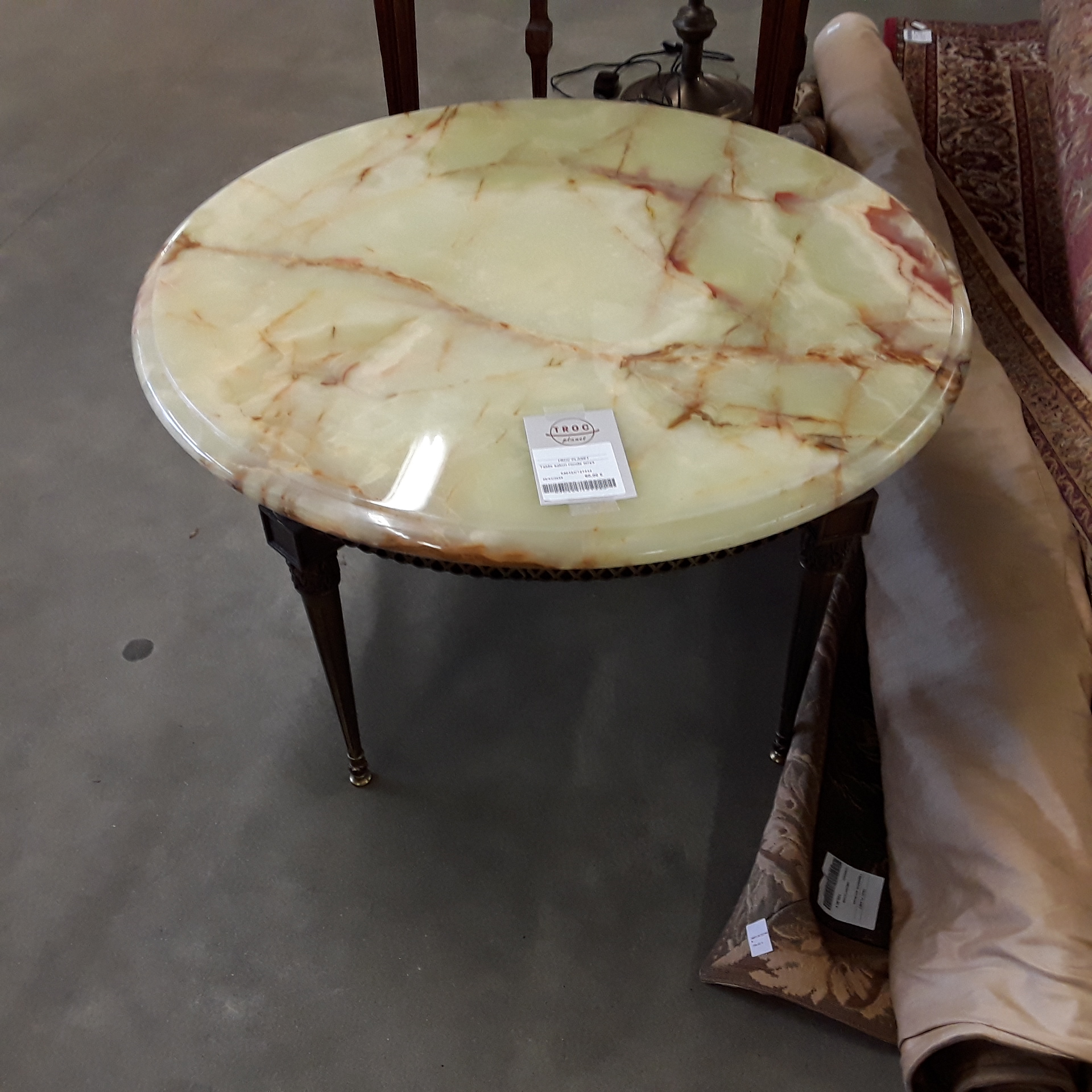 <p>Table salon ronde onyx<br />60,00 € T.T.C<br /><a href="/Article/121444?type=depose" style="color:white;" target="_blank">Lien vers l&#39;article</a></p>