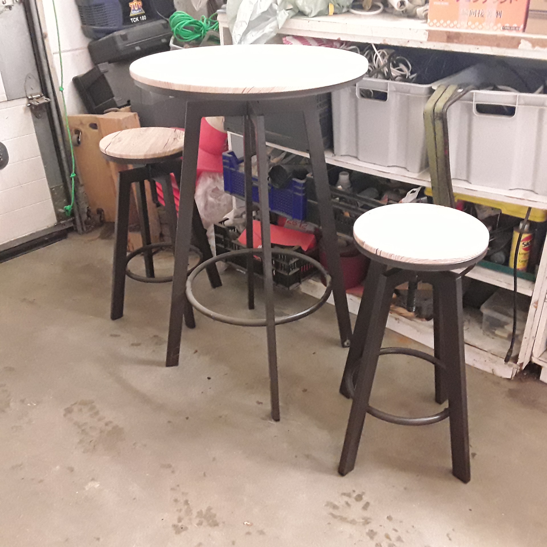 <p>Ensemble table ronde<br />+ 2 tabourets réglables<br />48,00 € T.T.C<br /><a href="/Article/122625?type=depose" style="color:white;" target="_blank">Lien vers l&#39;article</a></p>