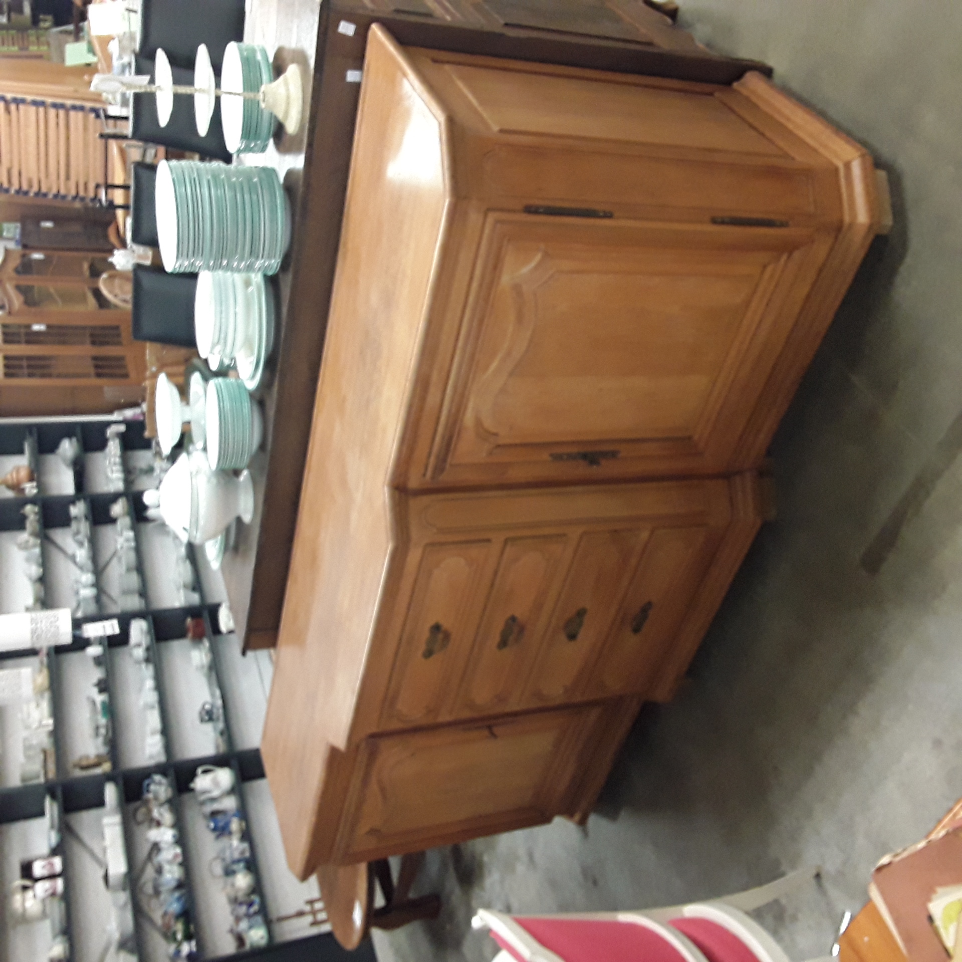 <p>Buffet chêne 2 portes  4tiroir<br /> GM  268x63xH101 cm + clef<br />120,00 € T.T.C<br /><a href="/Article/124208?type=depose" style="color:white;" target="_blank">Lien vers l'article</a></p>