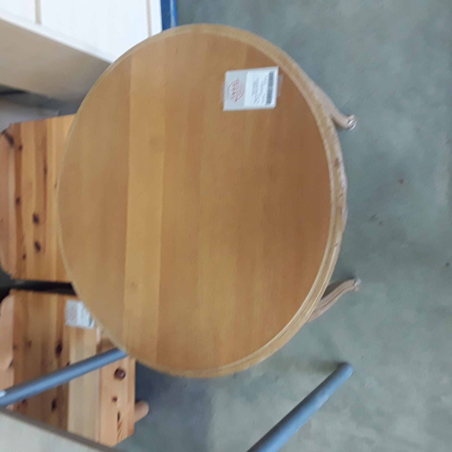 <p>Table de salon ancienne <br />dia 70 cm<br />25,00 € T.T.C<br /><a href="/Article/124011?type=depose" style="color:white;" target="_blank">Lien vers l'article</a></p>