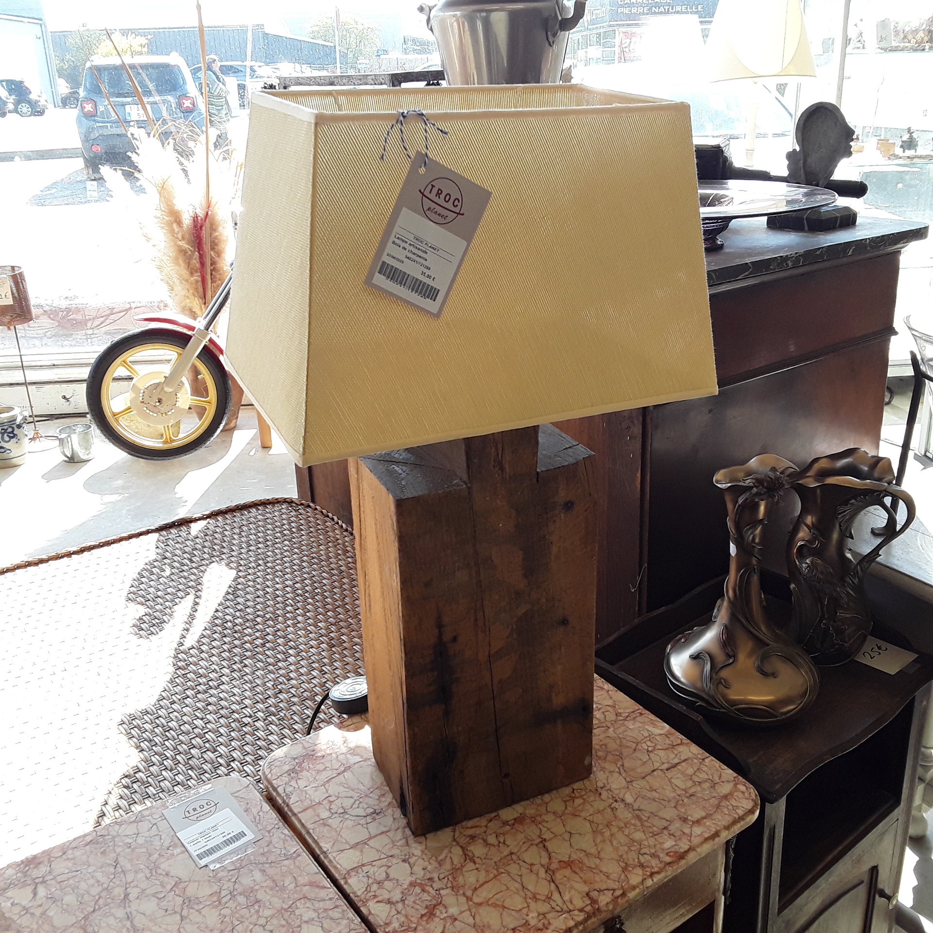 <p>Lampe artisanale<br />Bois de charpente<br />28,00 € T.T.C<br /><a href="/Article/121288?type=depose" style="color:white;" target="_blank">Lien vers l&#39;article</a></p>