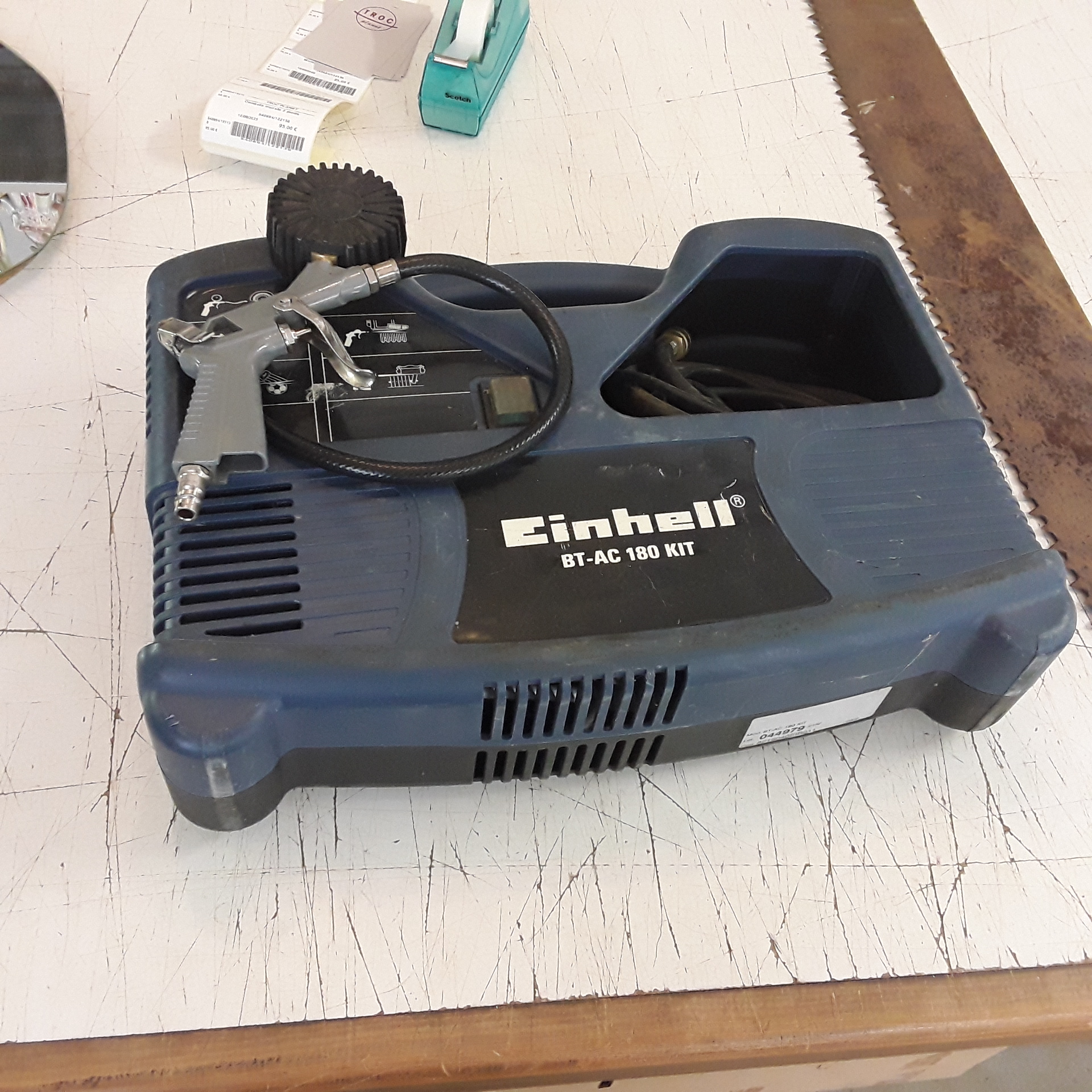 <p>Compresseur Einhell + ACS<br />20,00 € T.T.C<br /><a href="/Article/122135?type=depose" style="color:white;" target="_blank">Lien vers l&#39;article</a></p>