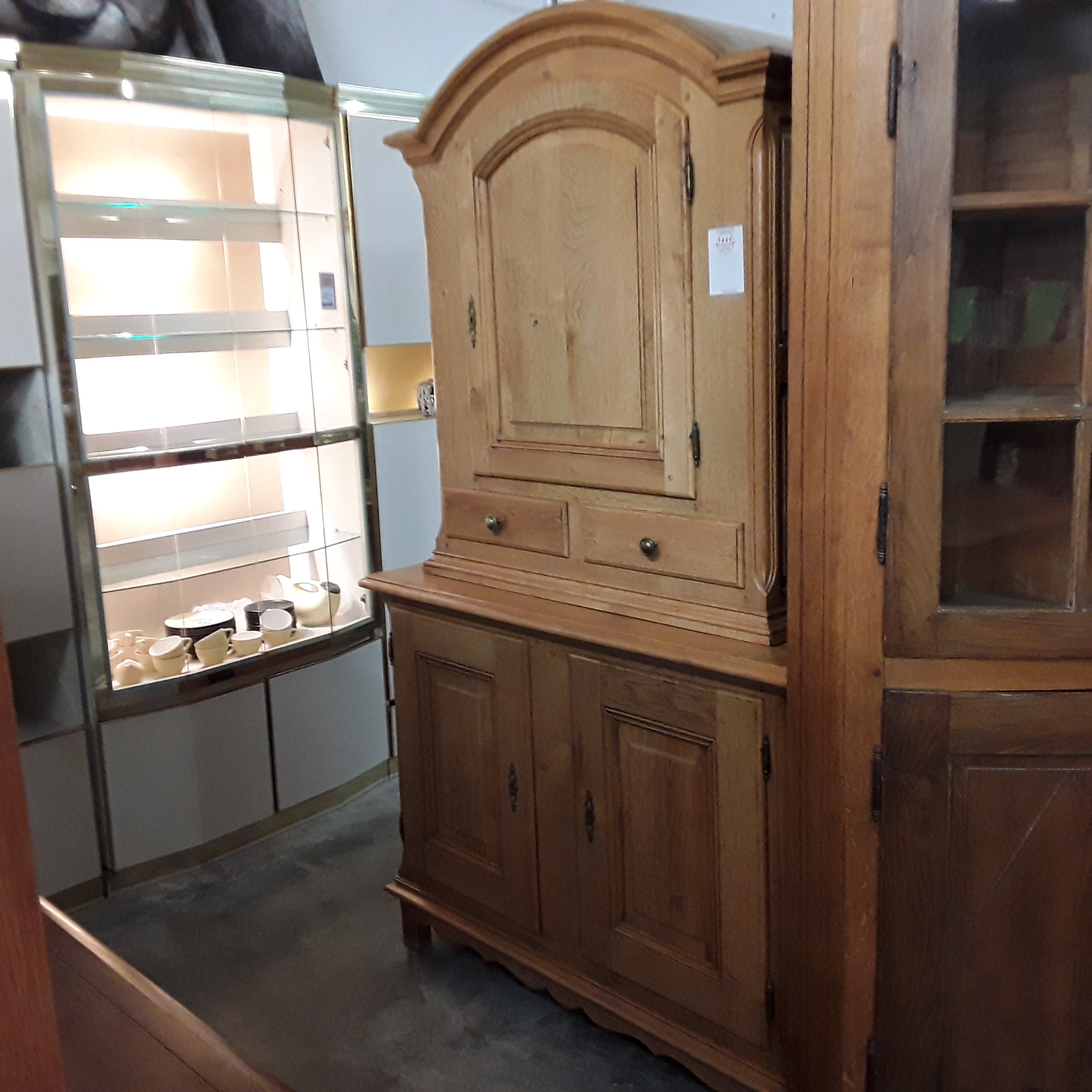 <p>Deux-corps 3 portes<br />2 tiroirs<br />140,00 € T.T.C<br /><a href="/Article/121219?type=depose" style="color:white;" target="_blank">Lien vers l&#39;article</a></p>