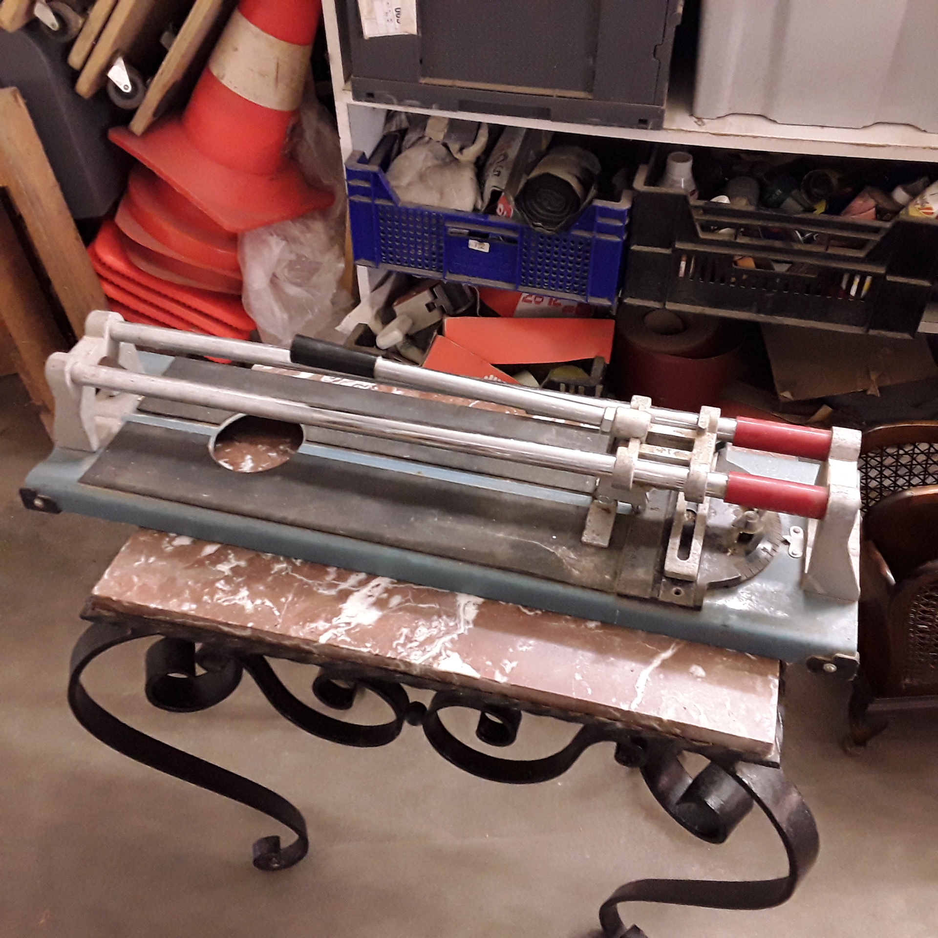 <p>coupe carrelage<br />20,00 € T.T.C<br /><a href="/Article/122639?type=depose" style="color:white;" target="_blank">Lien vers l&#39;article</a></p>