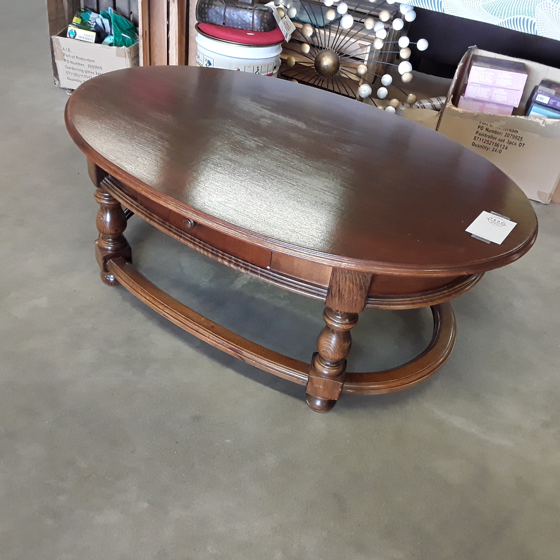 <p>Table salon ovale 1 tiroir<br />40,00 € T.T.C<br /><a href="/Article/121727?type=depose" style="color:white;" target="_blank">Lien vers l&#39;article</a></p>