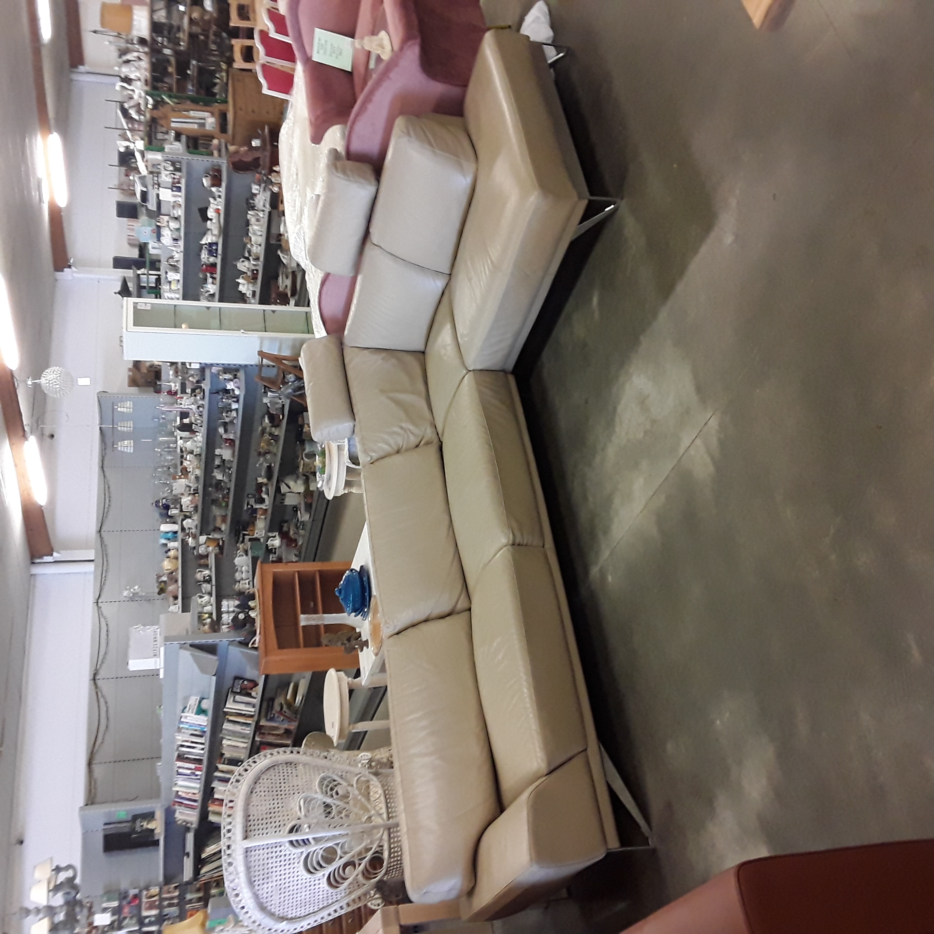 <p>Divan d 'angle cuir L:3Mxl:2M<br />couleur crème<br />500,00 € T.T.C<br /><a href="/Article/123701?type=depose" style="color:white;" target="_blank">Lien vers l'article</a></p>