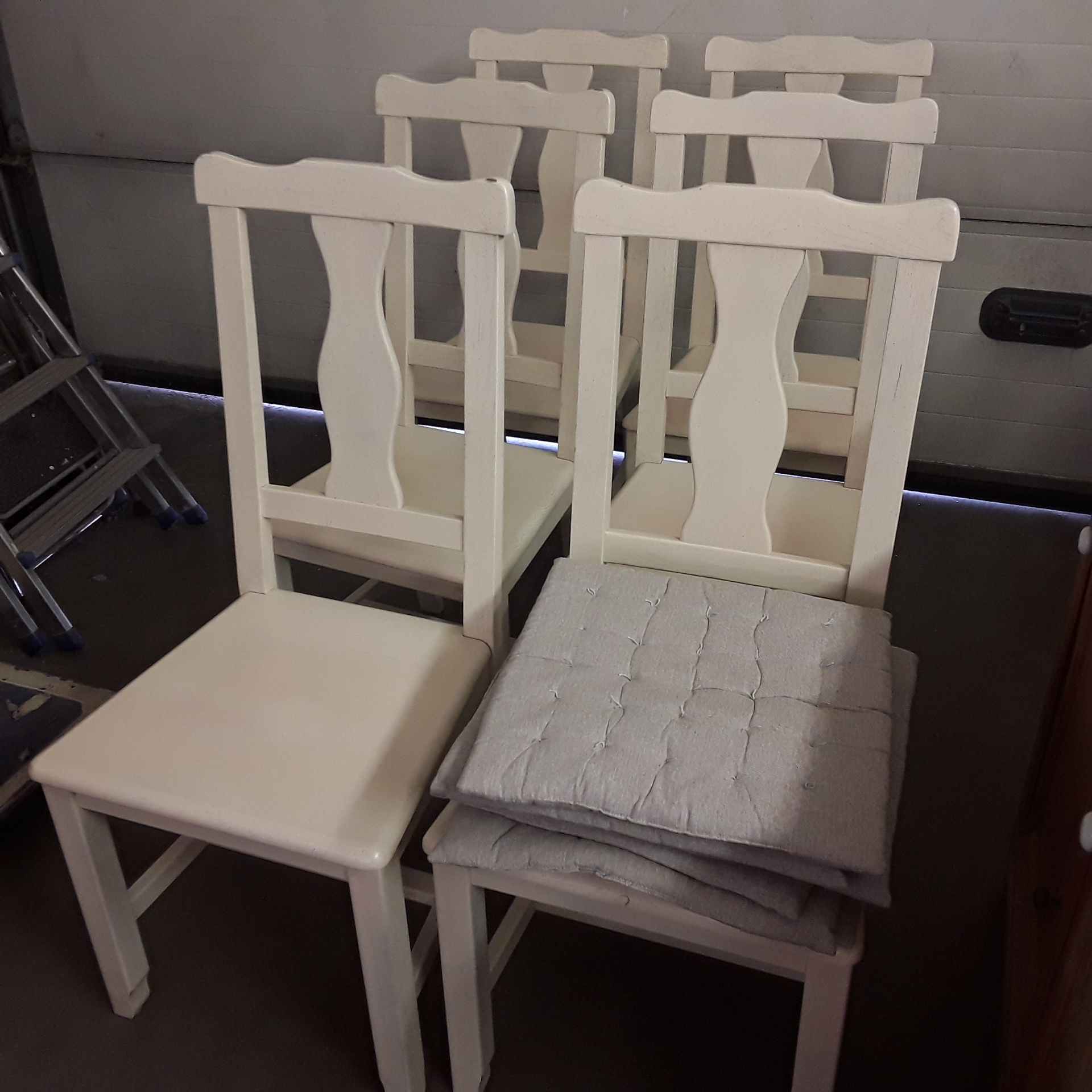 <p>ensemble de 6 chaises<br />blanches + coussins<br />76,00 € T.T.C<br /><a href="/Article/122292?type=depose" style="color:white;" target="_blank">Lien vers l&#39;article</a></p>
