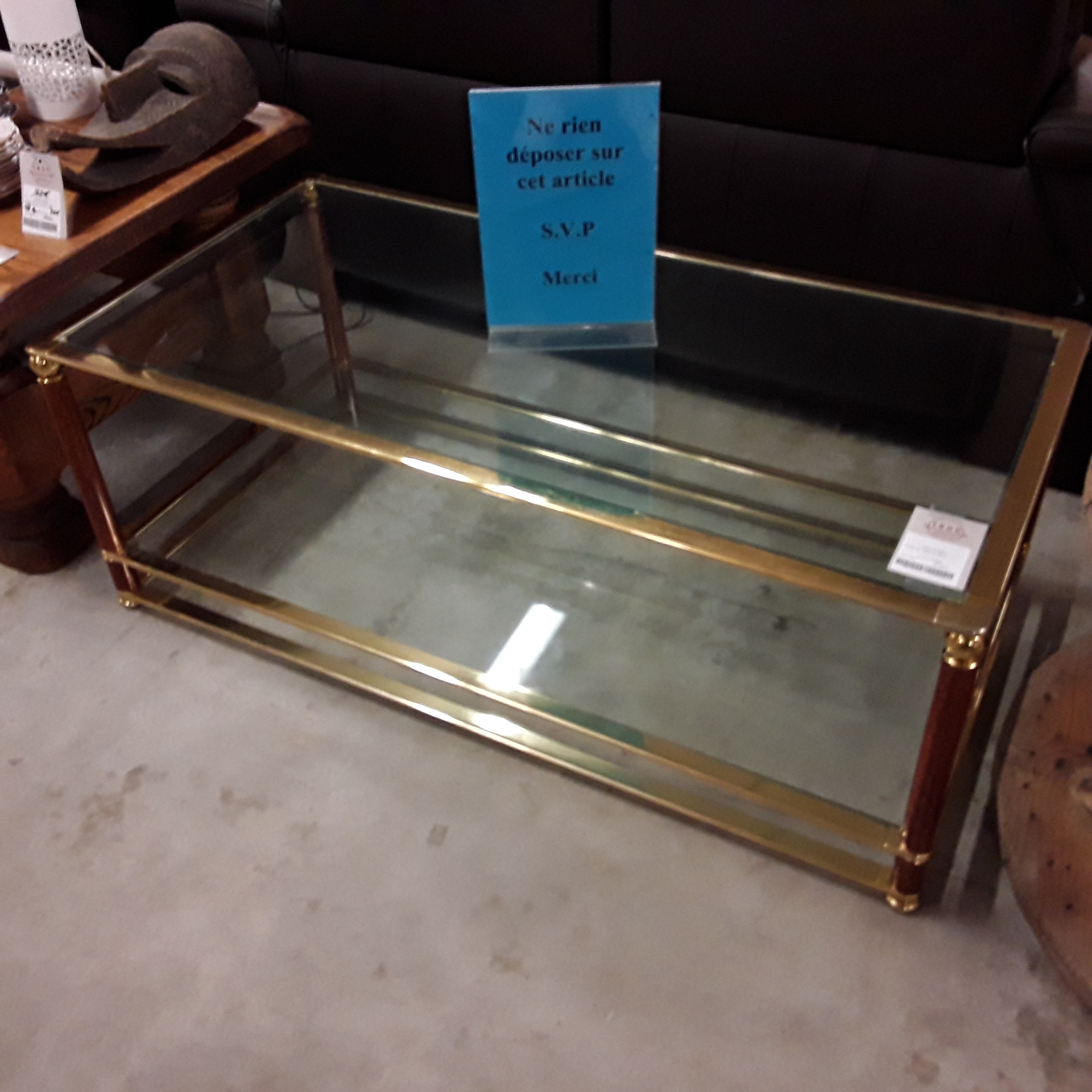 <p>Table de salon 2 vitres<br />90,00 € T.T.C<br /><a href="/Article/122808?type=depose" style="color:white;" target="_blank">Lien vers l&#39;article</a></p>