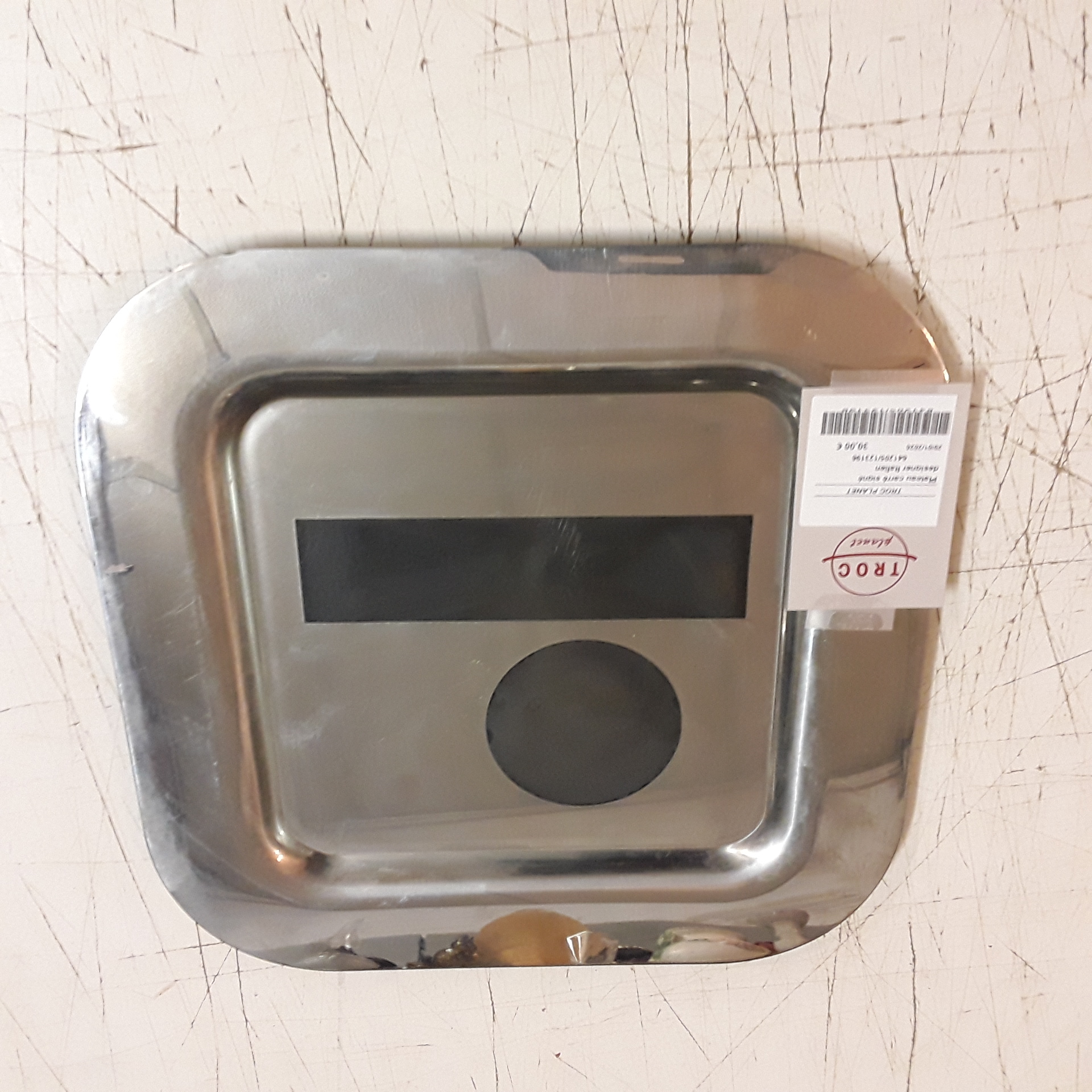 <p>Plateau carré signé<br />designer Italien<br />30,00 € T.T.C<br /><a href="/Article/123196?type=depose" style="color:white;" target="_blank">Lien vers l'article</a></p>