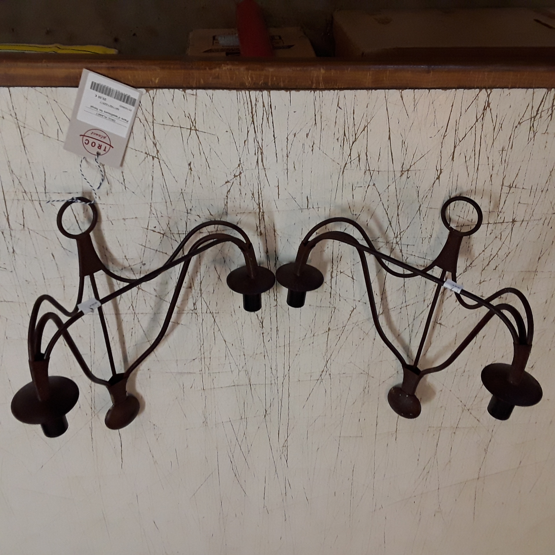 <p>Paire d'appliques fer forgé<br />20,00 € T.T.C<br /><a href="/Article/122977?type=depose" style="color:white;" target="_blank">Lien vers l'article</a></p>