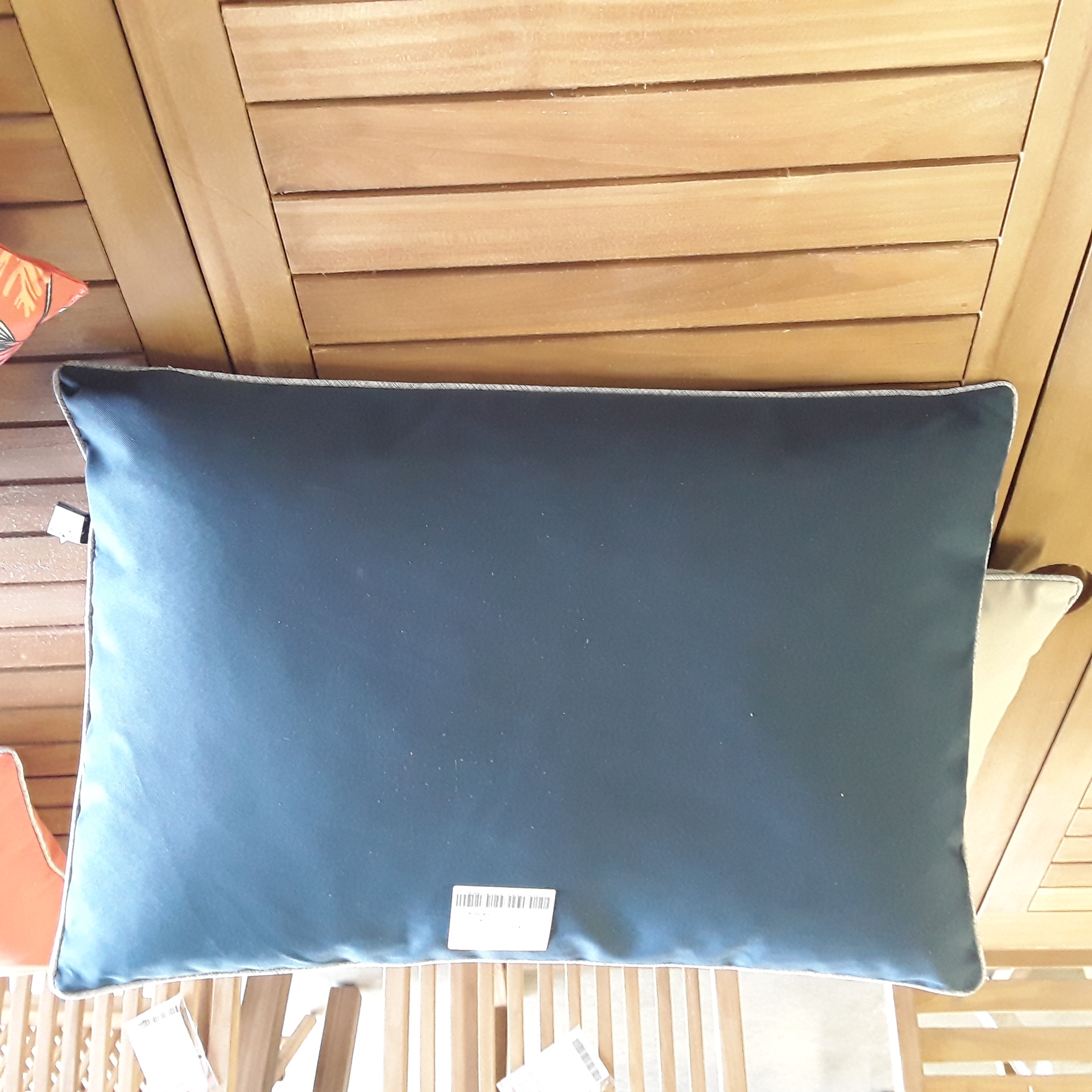 <p>Coussin JLP Marine 40 x 60<br />A36120MARI<br />19,00 € T.T.C<br /><a href="/Article/4310?type=neuf" style="color:white;" target="_blank">Lien vers l&#39;article</a></p>