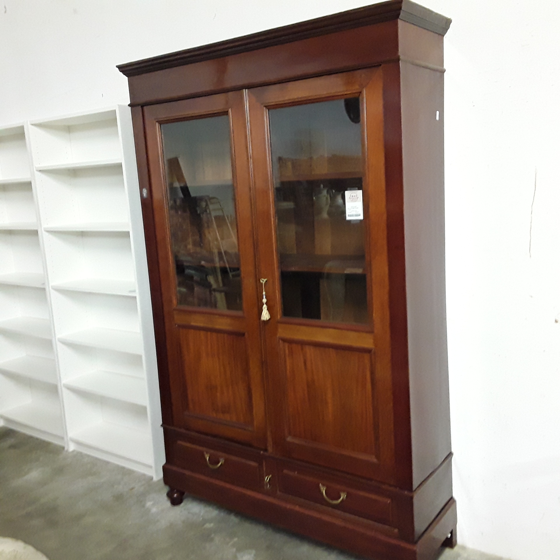 <p>Vitrine en acajou 2 portes<br />2 tiroirs<br />195,00 € T.T.C<br /><a href="/Article/122320?type=depose" style="color:white;" target="_blank">Lien vers l&#39;article</a></p>