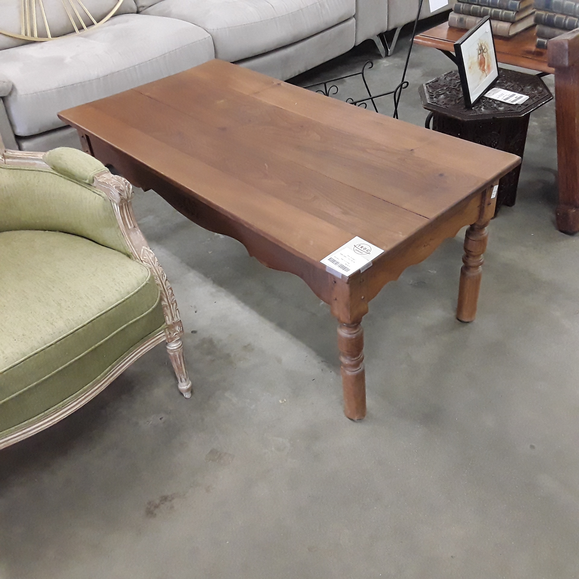 <p>Table salon 114 x 58 cm<br />40,00 € T.T.C<br /><a href="/Article/121939?type=depose" style="color:white;" target="_blank">Lien vers l&#39;article</a></p>