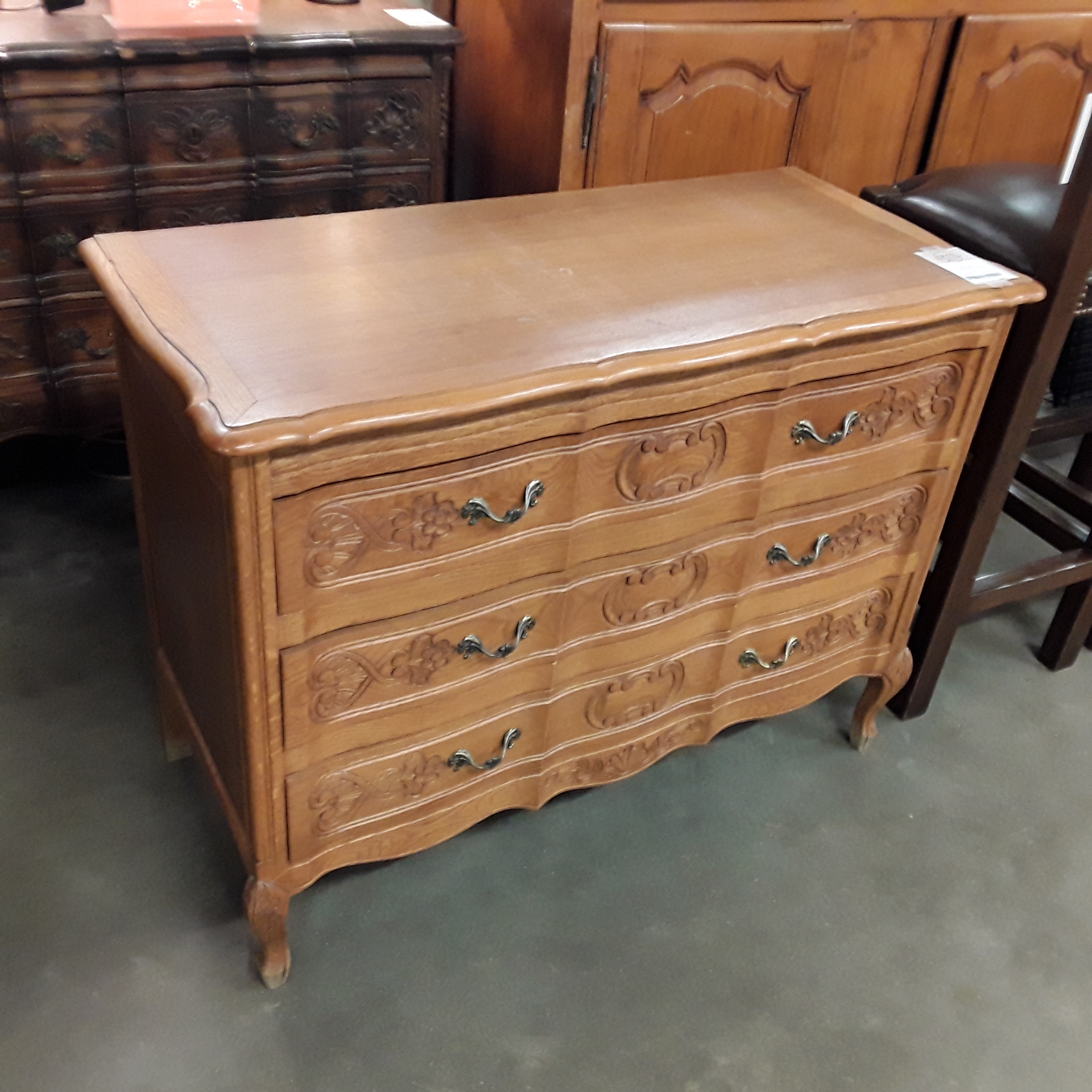 <p>Commode 3 tiroirs chêne clair<br />50,00 € T.T.C<br /><a href="/Article/121439?type=depose" style="color:white;" target="_blank">Lien vers l&#39;article</a></p>