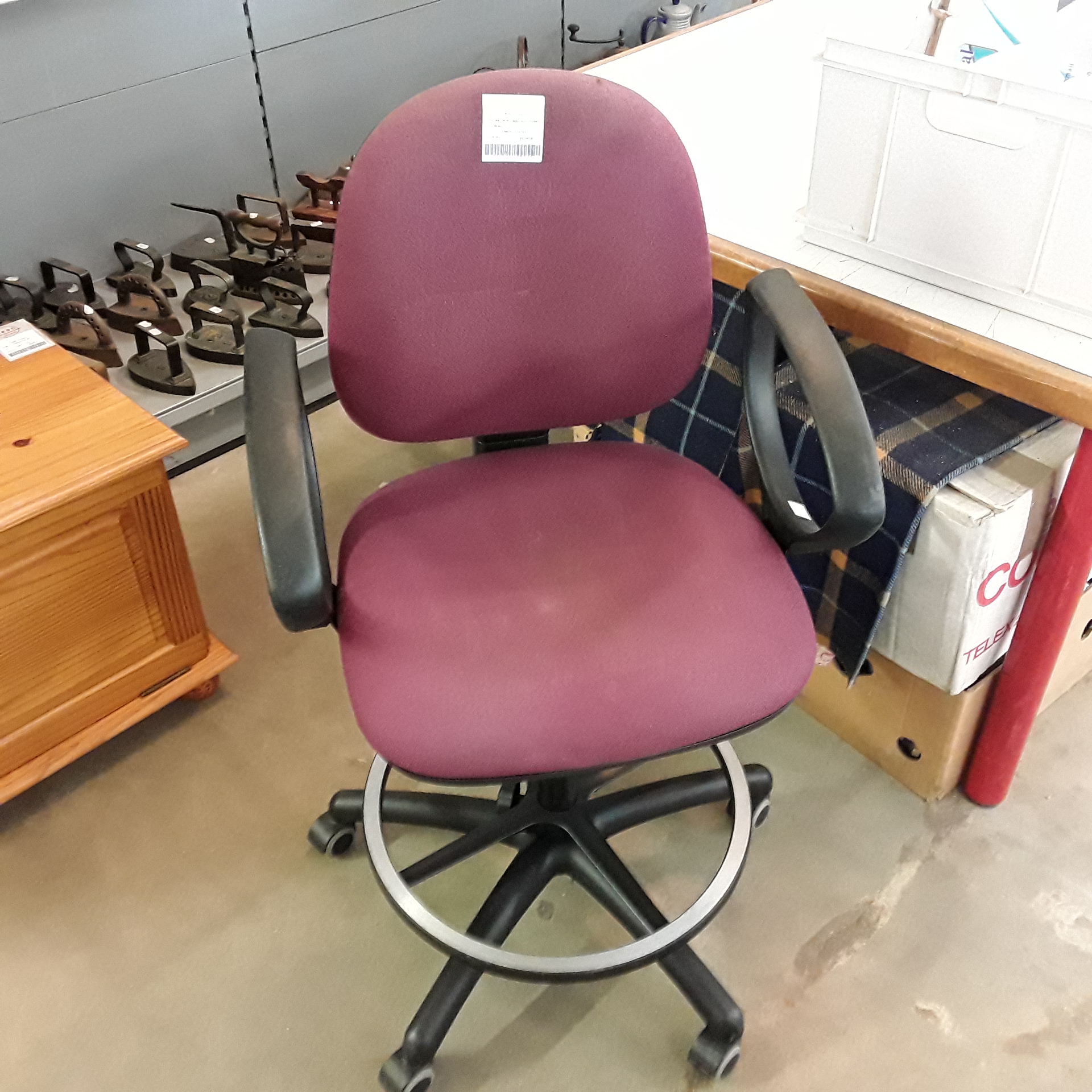<p>Chaise de bureau sur roulettes<br />bordeau<br />20,00 € T.T.C<br /><a href="/Article/116703?type=depose" style="color:white;" target="_blank">Lien vers l&#39;article</a></p>