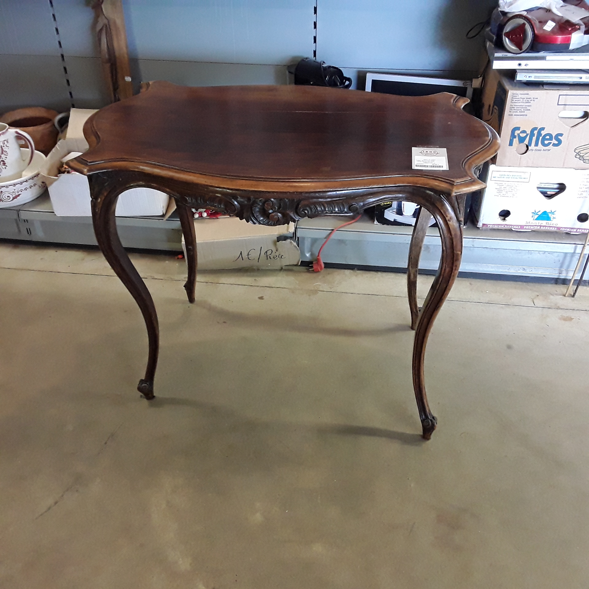 <p>Table d'appoint style<br /> Louis XV en noyer<br />48,00 € T.T.C<br /><a href="/Article/121776?type=depose" style="color:white;" target="_blank">Lien vers l&#39;article</a></p>