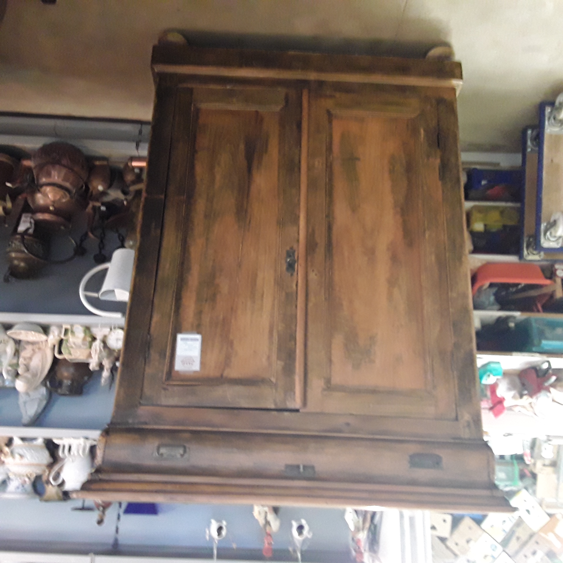 <p>Bonheur du jour<br />1 tiroir  2 portes<br />60,00 € T.T.C<br /><a href="/Article/123020?type=depose" style="color:white;" target="_blank">Lien vers l'article</a></p>