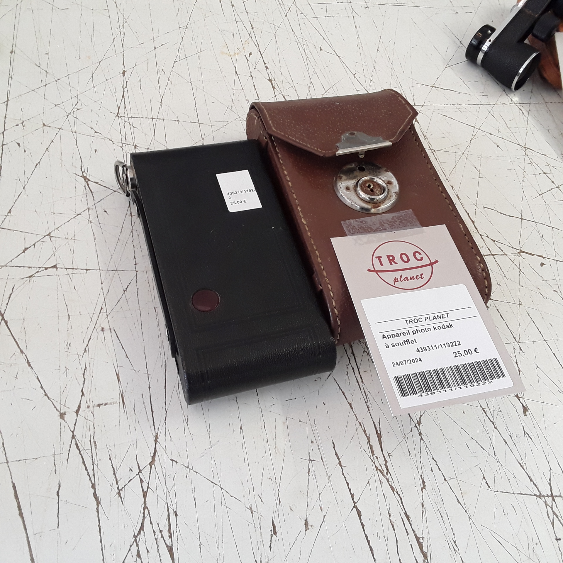 <p>Appareil photo kodak<br />à soufflet<br />10,00 € T.T.C<br /><a href="/Article/119222?type=depose" style="color:white;" target="_blank">Lien vers l&#39;article</a></p>