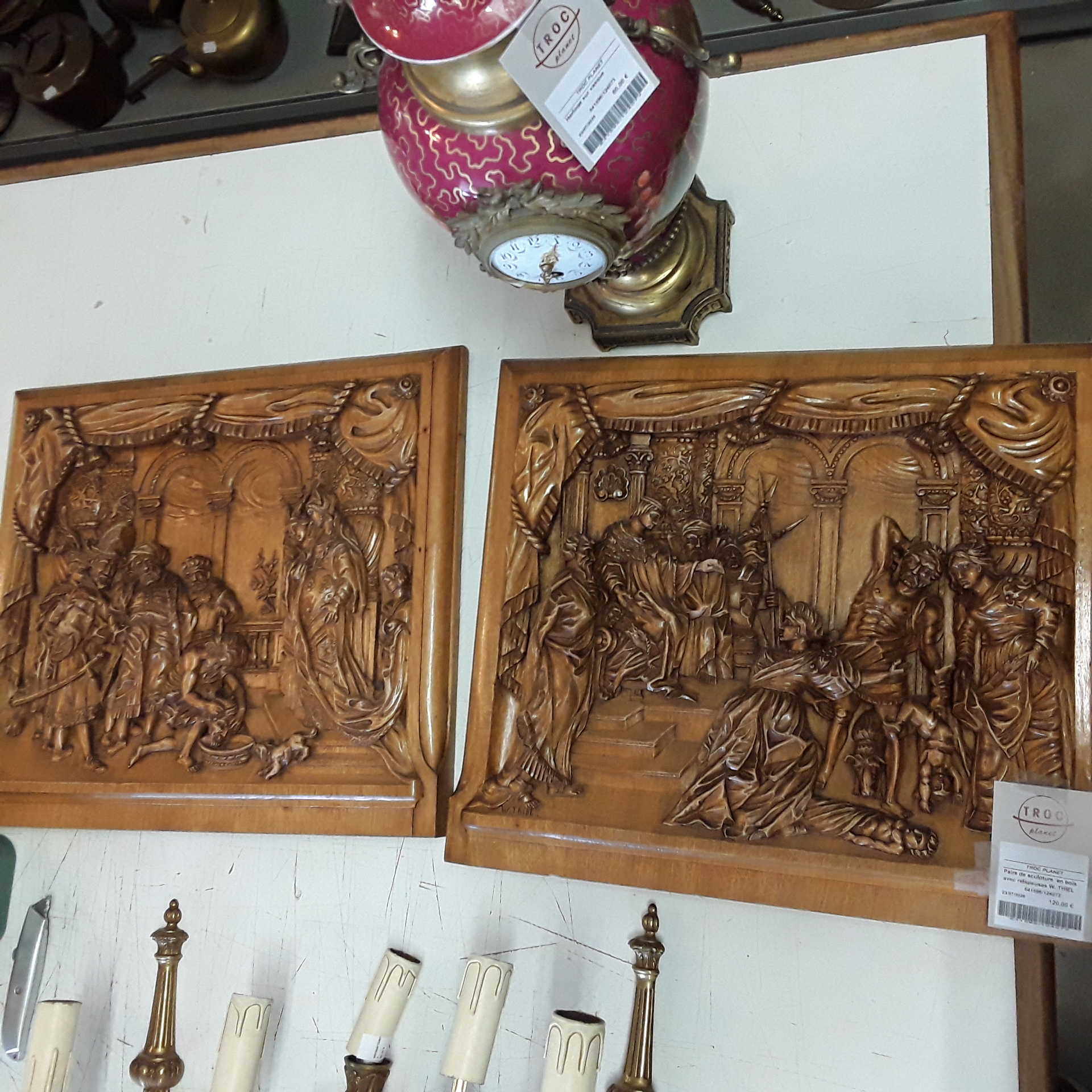 <p>Paire de sculpture  en bois <br />avec religieuses W. THIEL <br />120,00 € T.T.C<br /><a href="/Article/124072?type=depose" style="color:white;" target="_blank">Lien vers l'article</a></p>