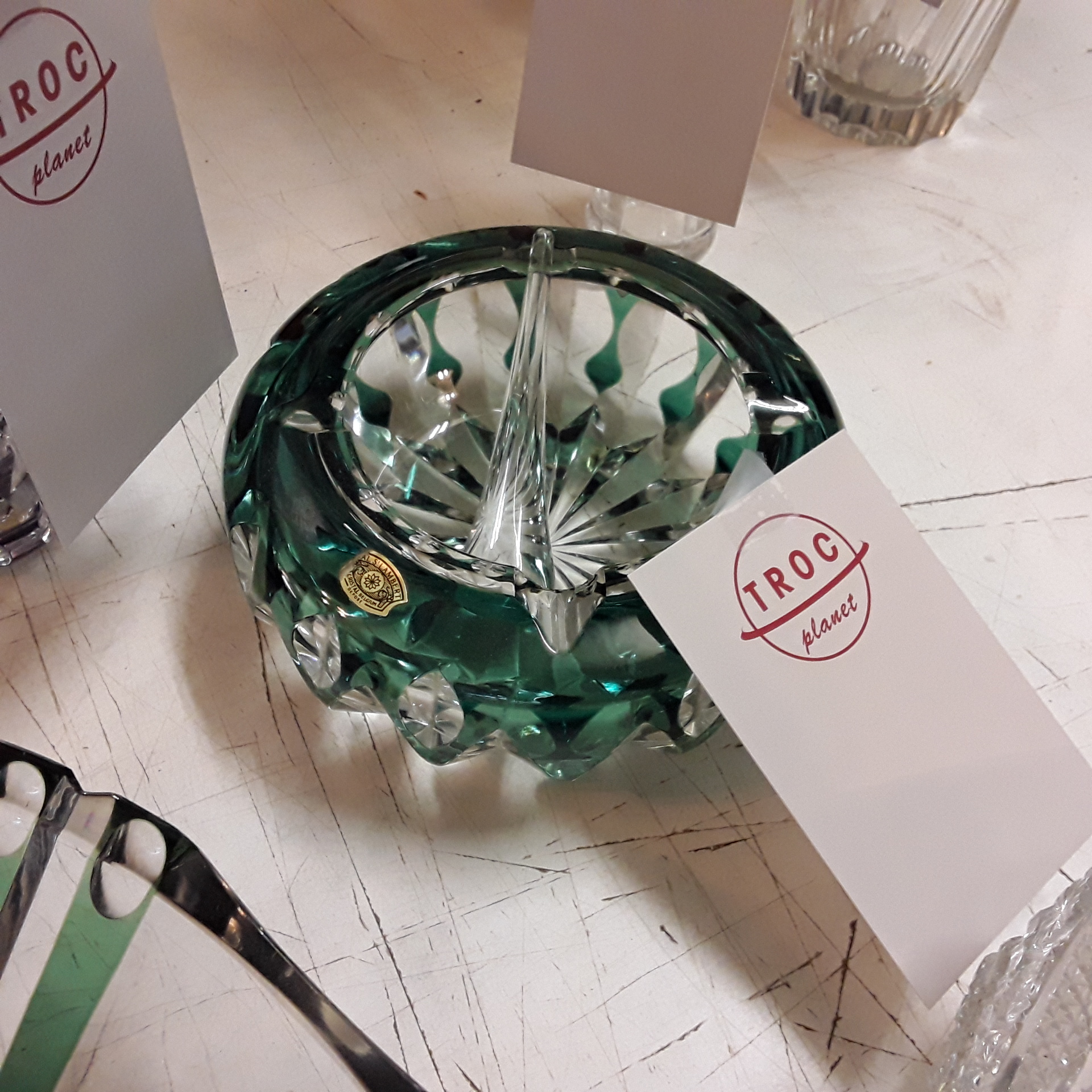 <p>Cendrier Val st Lambert vert<br />+ pilon en cristal<br />25,00 € T.T.C<br /><a href="/Article/122784?type=depose" style="color:white;" target="_blank">Lien vers l&#39;article</a></p>