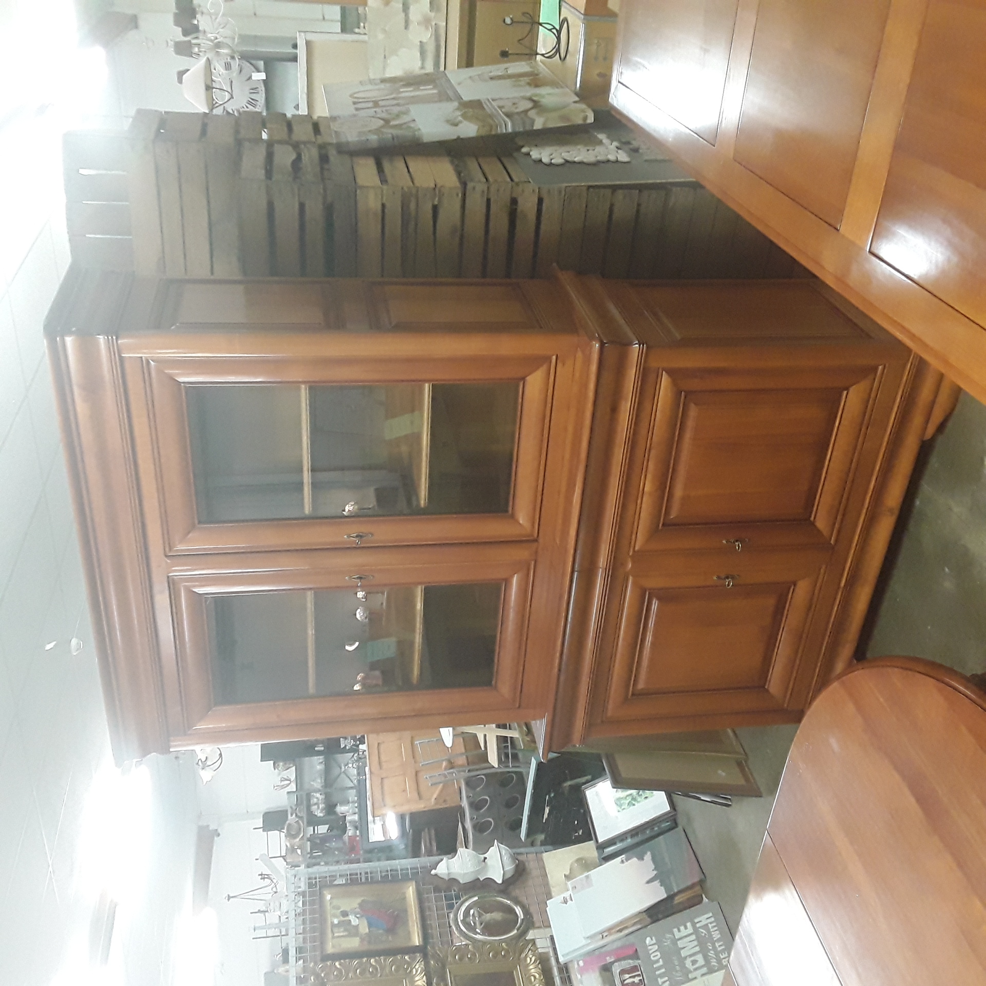 <p>Deux-corps vitré St Louis-Phil<br />L 144 Cm x P 52 Cm x H 228 Cm<br />295,00 € T.T.C<br /><a href="/Article/123255?type=depose" style="color:white;" target="_blank">Lien vers l'article</a></p>