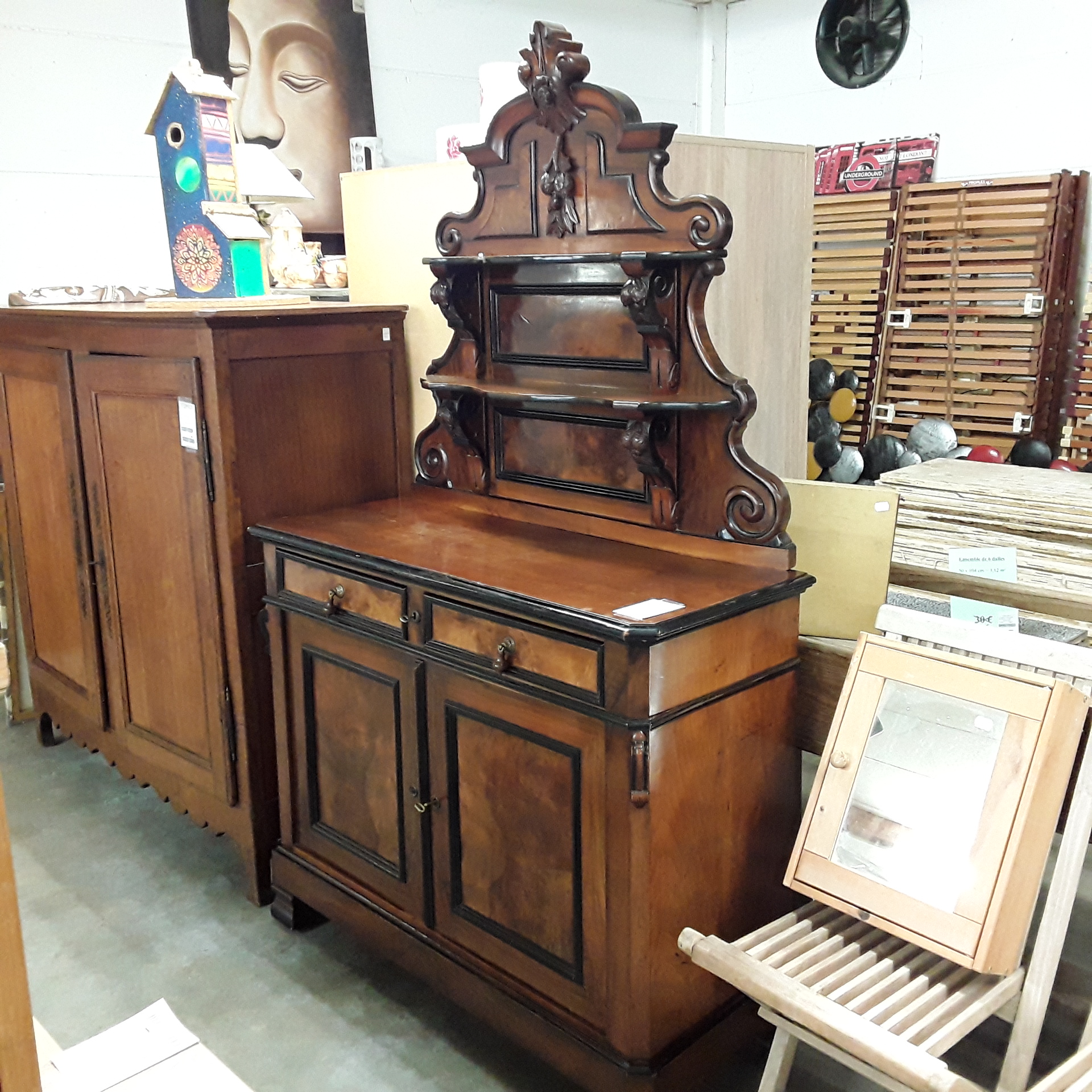 <p>Vaisselier acajou 2 portes<br />2 tiroirs<br />145,00 € T.T.C<br /><a href="/Article/122937?type=depose" style="color:white;" target="_blank">Lien vers l'article</a></p>