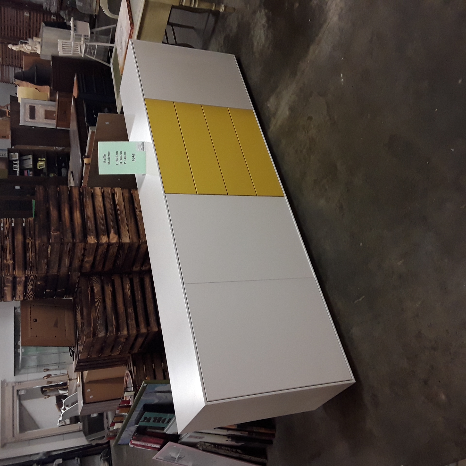 <p>Buffet moderne L 263 Cm<br />x H 88 Cm x P 48 Cm<br />236,00 € T.T.C<br /><a href="/Article/123574?type=depose" style="color:white;" target="_blank">Lien vers l'article</a></p>