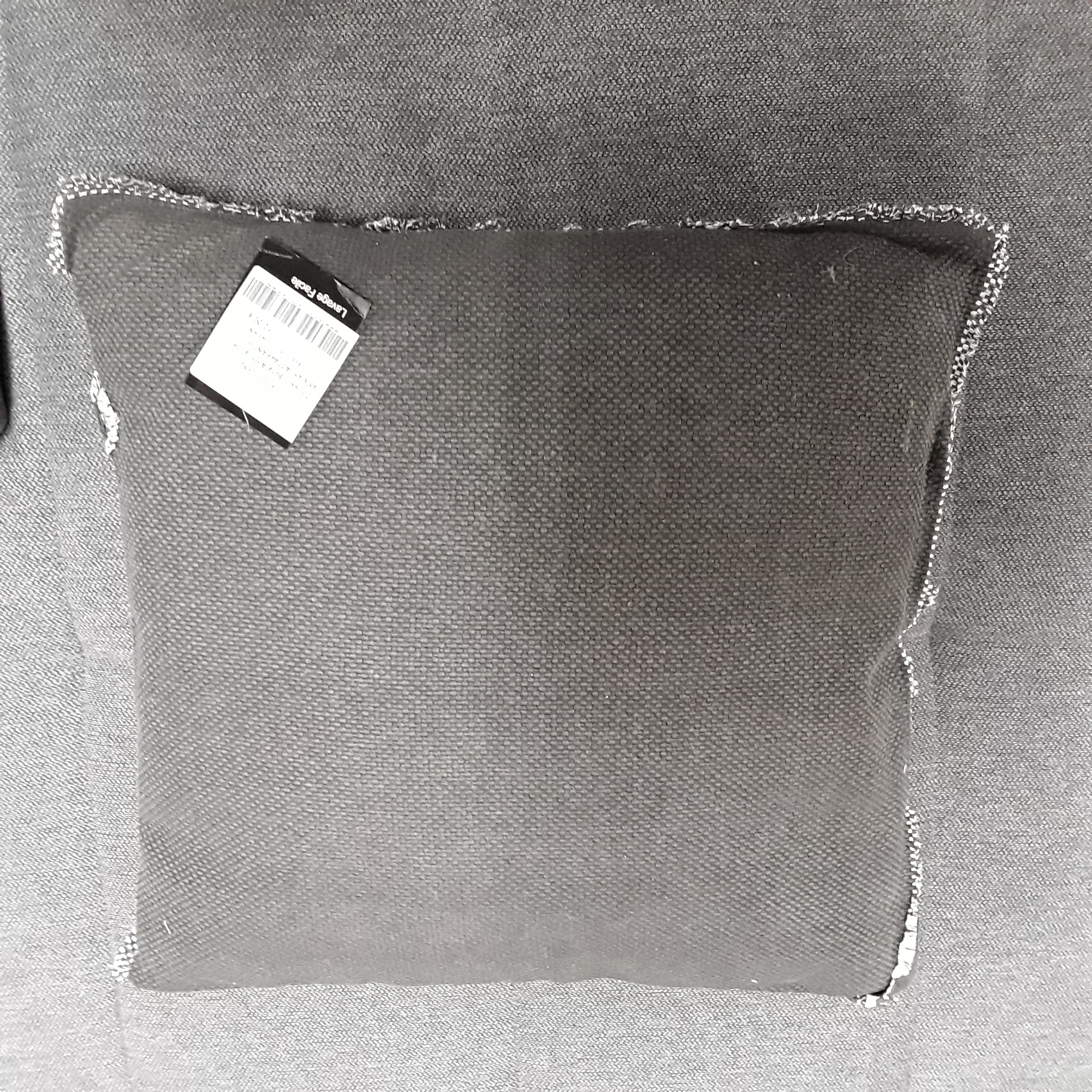 <p>Coussin Sofa Anthracite<br />45 x 45  A37449ANTH<br />12,00 € T.T.C<br /><a href="/Article/4316?type=neuf" style="color:white;" target="_blank">Lien vers l&#39;article</a></p>