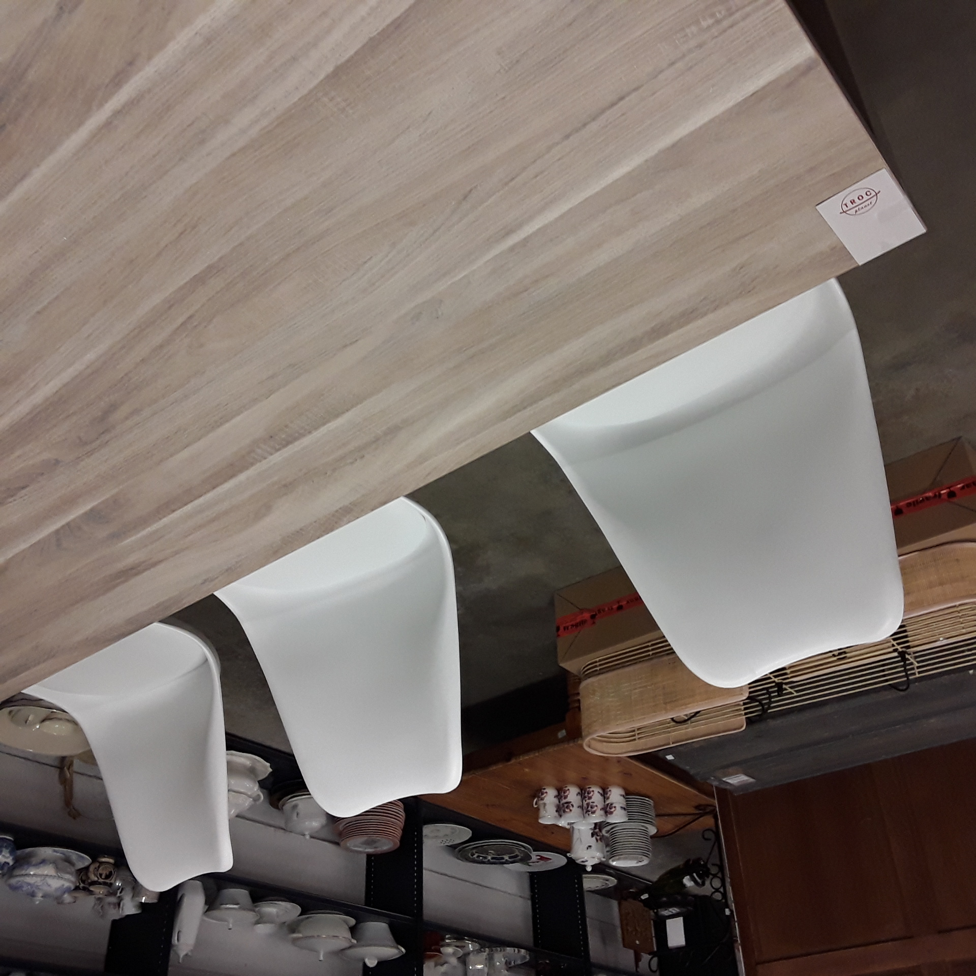 <p>Ensemble 6 chaises blanches<br />pivotantes<br />180,00 € T.T.C<br /><a href="/Article/123533?type=depose" style="color:white;" target="_blank">Lien vers l'article</a></p>