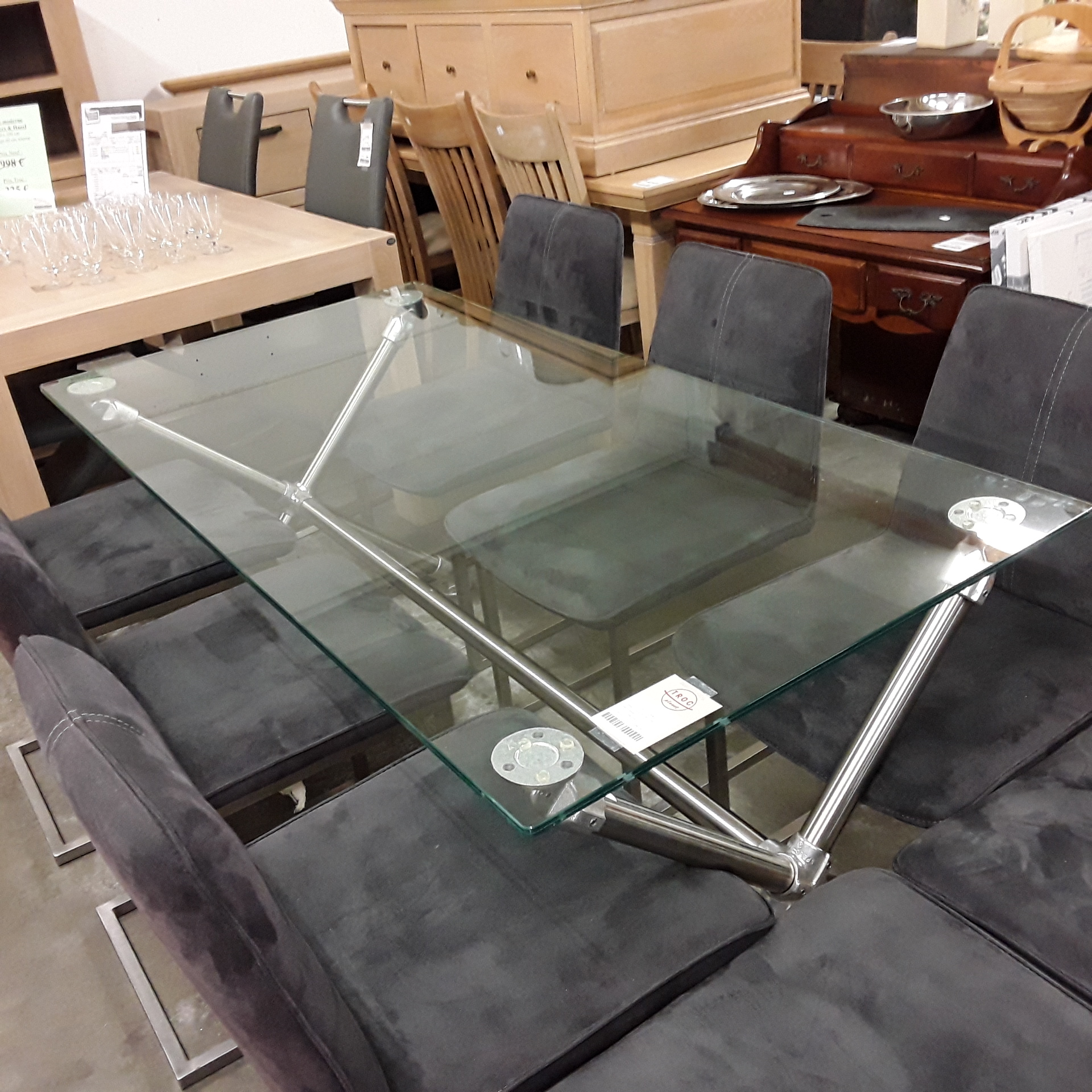 <p>Table en verre 180 x 80 cm<br />pied métal<br />200,00 € T.T.C<br /><a href="/Article/121419?type=depose" style="color:white;" target="_blank">Lien vers l&#39;article</a></p>