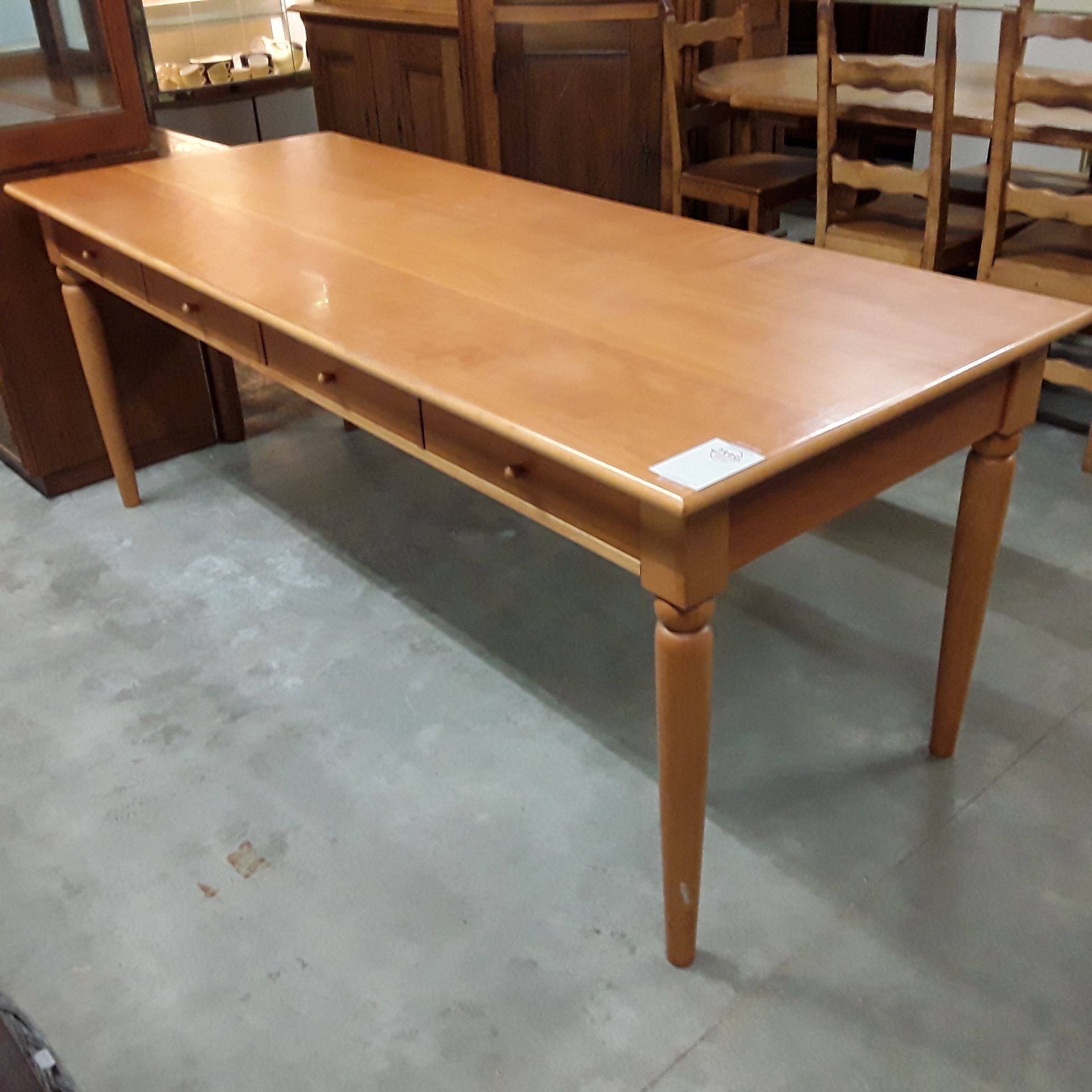 <p>Table bureau 200 cm rect<br />hêtre 4 tiroirs<br />140,00 € T.T.C<br /><a href="/Article/121199?type=depose" style="color:white;" target="_blank">Lien vers l&#39;article</a></p>