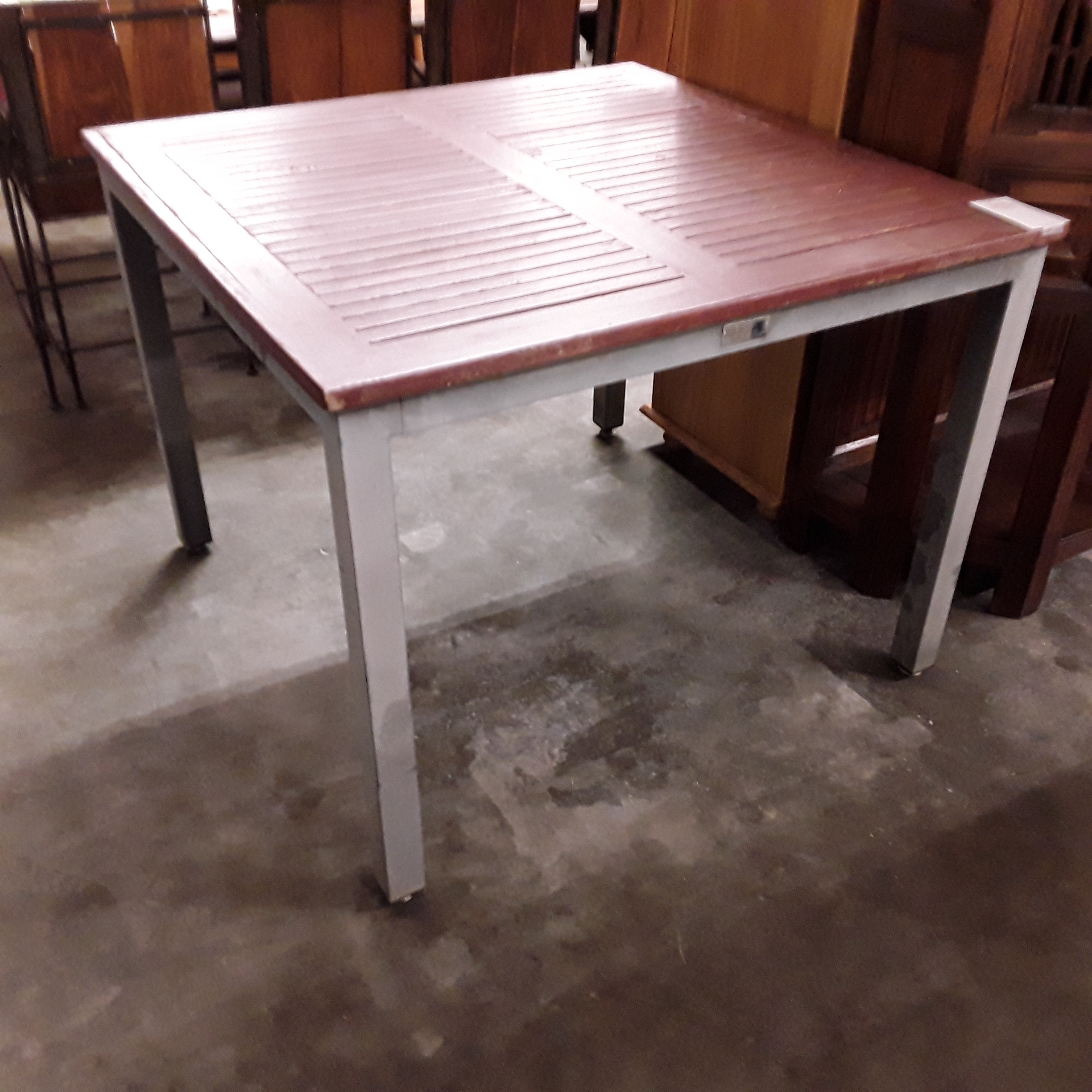 <p>Table de jardin 100 x 100 cm<br />25,00 € T.T.C<br /><a href="/Article/122818?type=depose" style="color:white;" target="_blank">Lien vers l&#39;article</a></p>