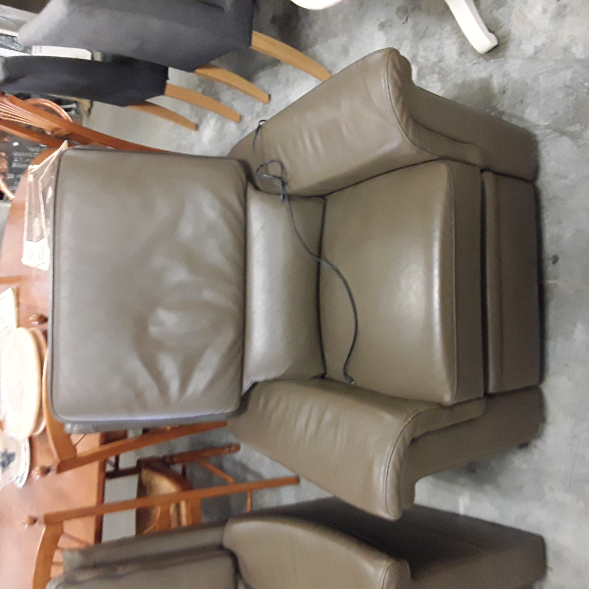 <p>Relax électrique couleur Taupe<br />Foncé +acs<br />200,00 € T.T.C<br /><a href="/Article/124067?type=depose" style="color:white;" target="_blank">Lien vers l'article</a></p>