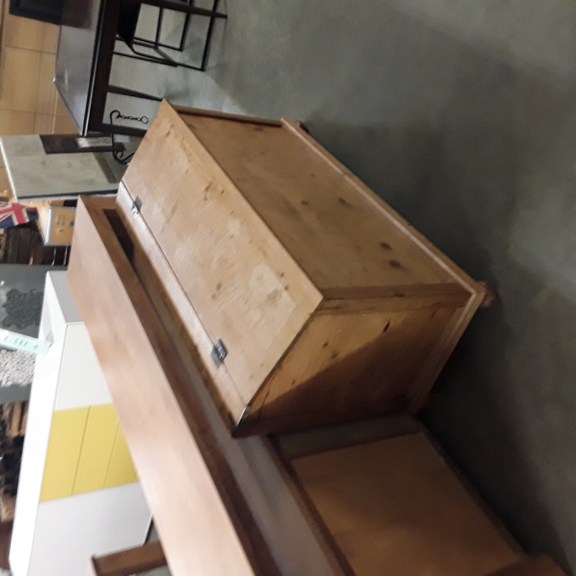 <p>Coffre à grains en pin<br />95,00 € T.T.C<br /><a href="/Article/123613?type=depose" style="color:white;" target="_blank">Lien vers l'article</a></p>