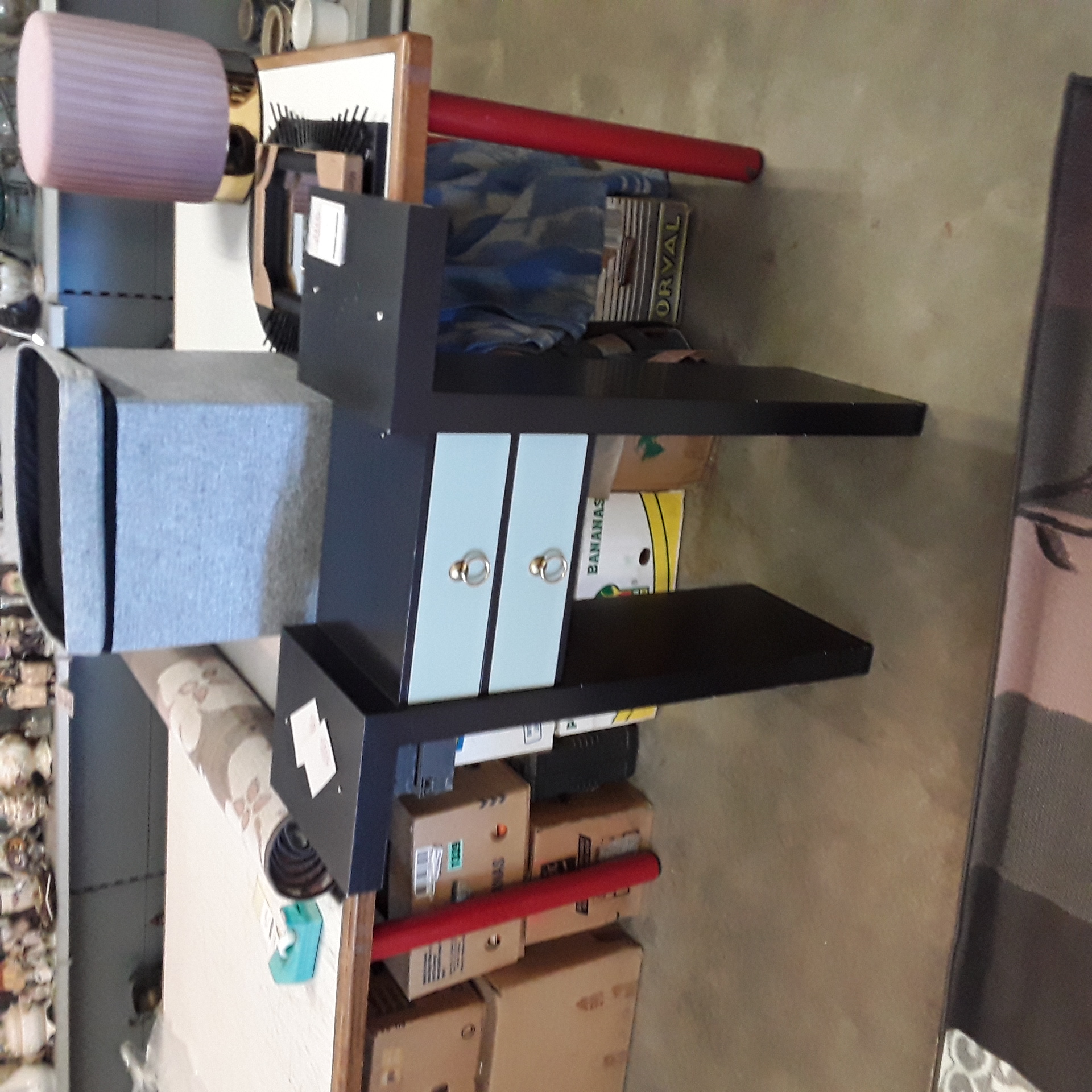 <p>Etagère Noir  2 tiroirs <br />Turquoise<br />30,00 € T.T.C<br /><a href="/Article/123615?type=depose" style="color:white;" target="_blank">Lien vers l'article</a></p>