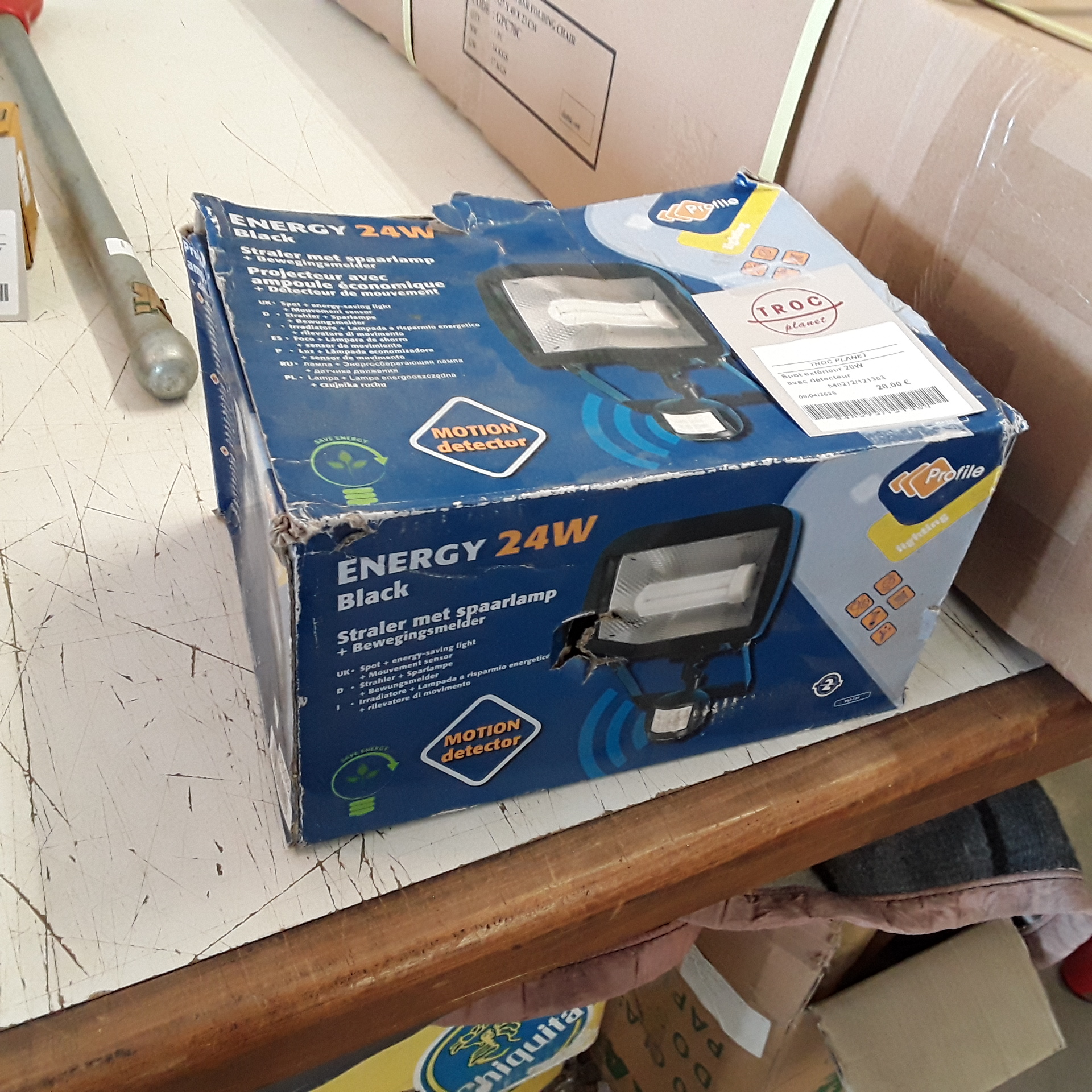 <p>Spot extérieur 20W<br />avec détecteur<br />20,00 € T.T.C<br /><a href="/Article/121353?type=depose" style="color:white;" target="_blank">Lien vers l&#39;article</a></p>
