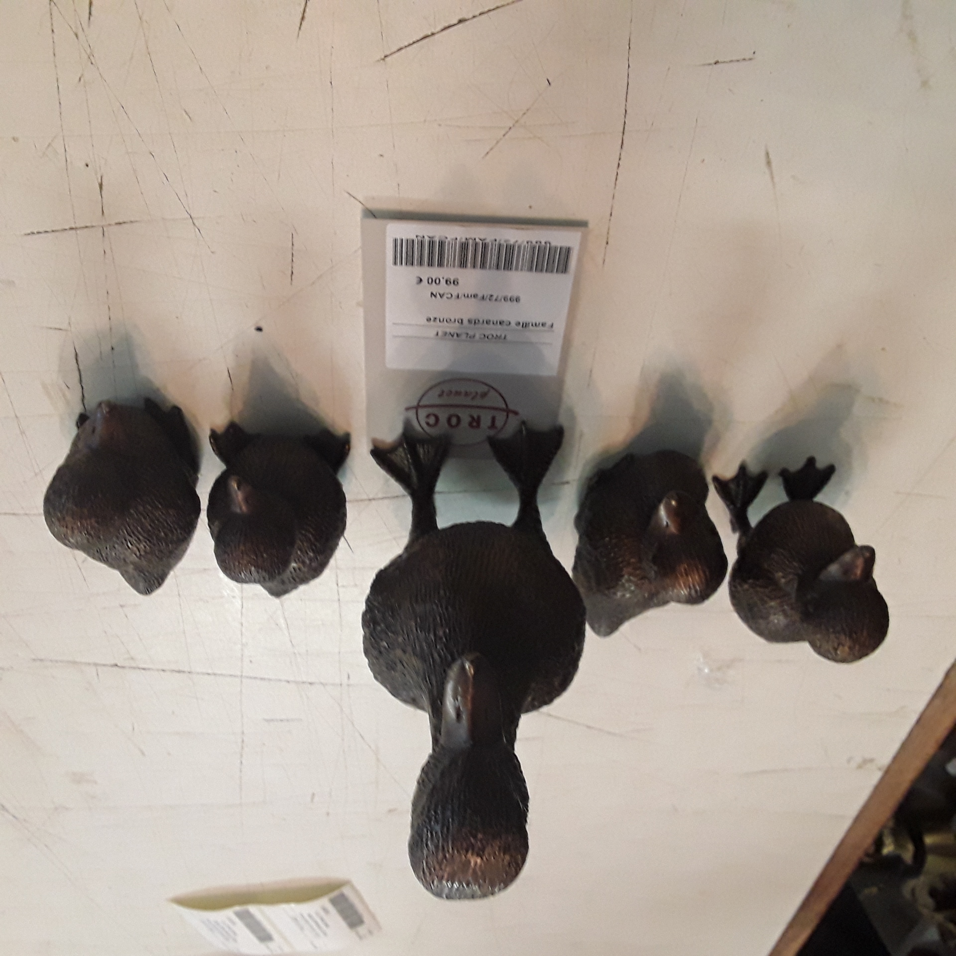 <p>Famille canards bronze<br />99,00 € T.T.C<br /><a href="/Article/2851?type=neuf" style="color:white;" target="_blank">Lien vers l'article</a></p>