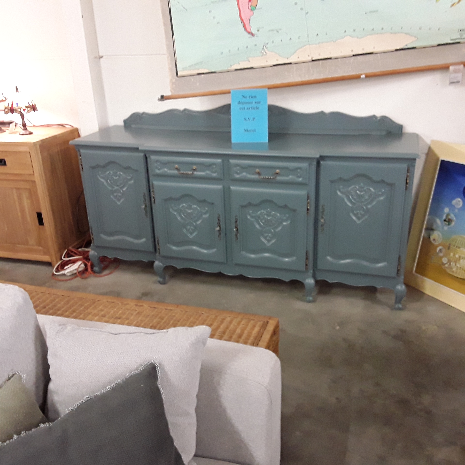 <p>Dressoir 4 portes 2 tiroirs<br />Style Louis XV patiné bleu<br />250,00 € T.T.C<br /><a href="/Article/122004?type=depose" style="color:white;" target="_blank">Lien vers l&#39;article</a></p>