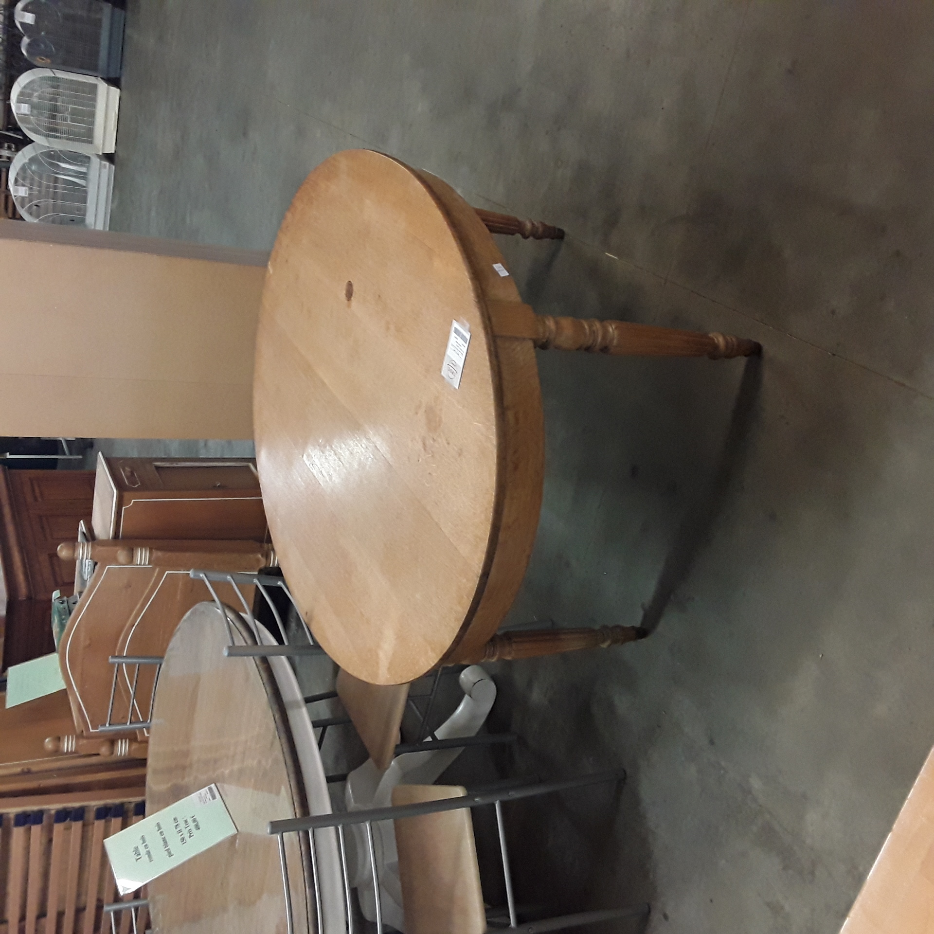 <p>Table ovale 134x110x H 70 cm<br />bois clair en chêne<br />50,00 € T.T.C<br /><a href="/Article/124048?type=depose" style="color:white;" target="_blank">Lien vers l'article</a></p>