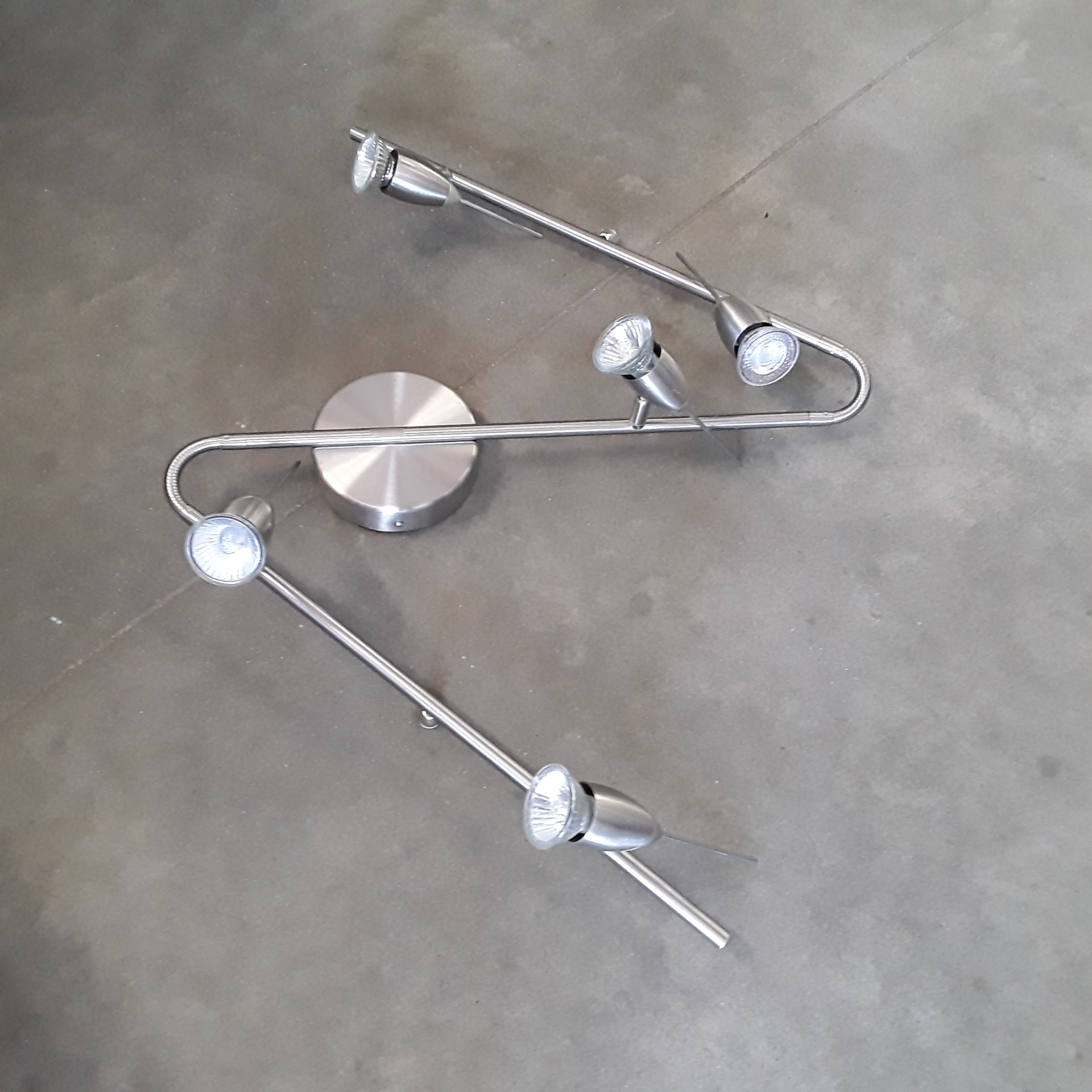 <p>Plafonnier IKEA 5 lampes<br />24,00 € T.T.C<br /><a href="/Article/122665?type=depose" style="color:white;" target="_blank">Lien vers l&#39;article</a></p>