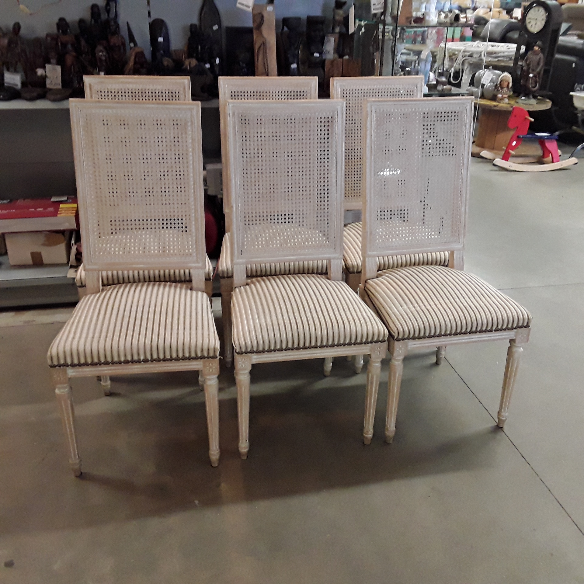 <p>Ensemble de 6 chaises style<br />Louis XVI cannées et patinée<br />125,00 € T.T.C<br /><a href="/Article/122405?type=depose" style="color:white;" target="_blank">Lien vers l&#39;article</a></p>