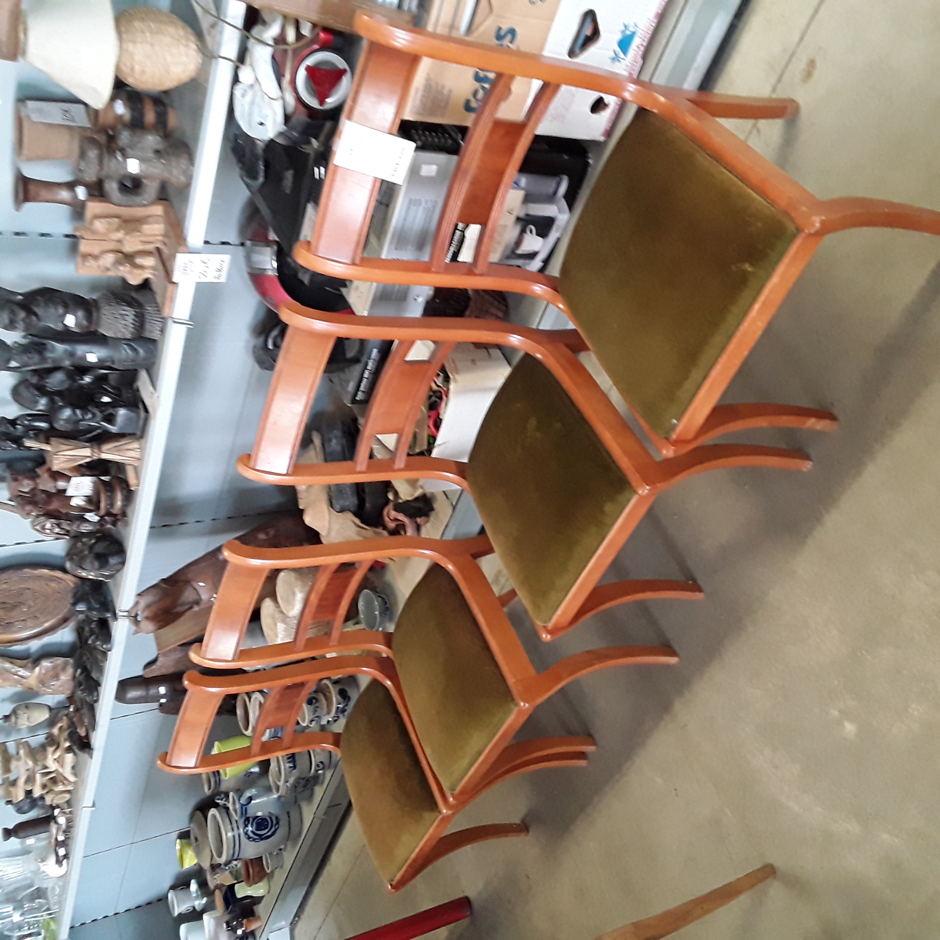 <p>Lot de 4 chaises avec tissu <br />vert  ancien<br />40,00 € T.T.C<br /><a href="/Article/124241?type=depose" style="color:white;" target="_blank">Lien vers l'article</a></p>