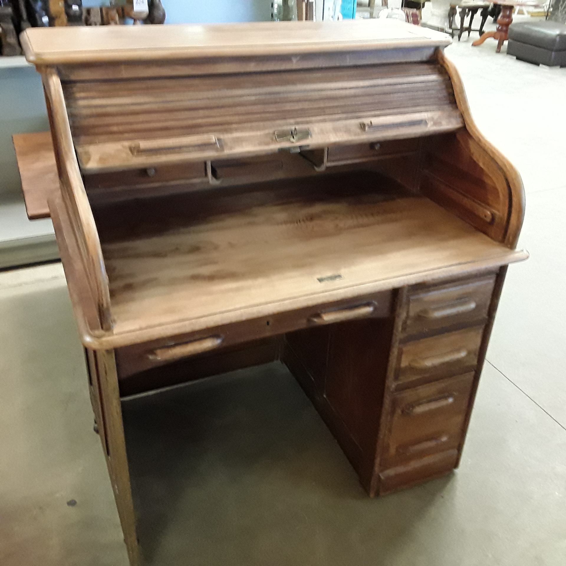 <p>Bureau à volet ancien<br />4 tiroirs 1 tirette + Clé ACS<br />150,00 € T.T.C<br /><a href="/Article/122878?type=depose" style="color:white;" target="_blank">Lien vers l&#39;article</a></p>