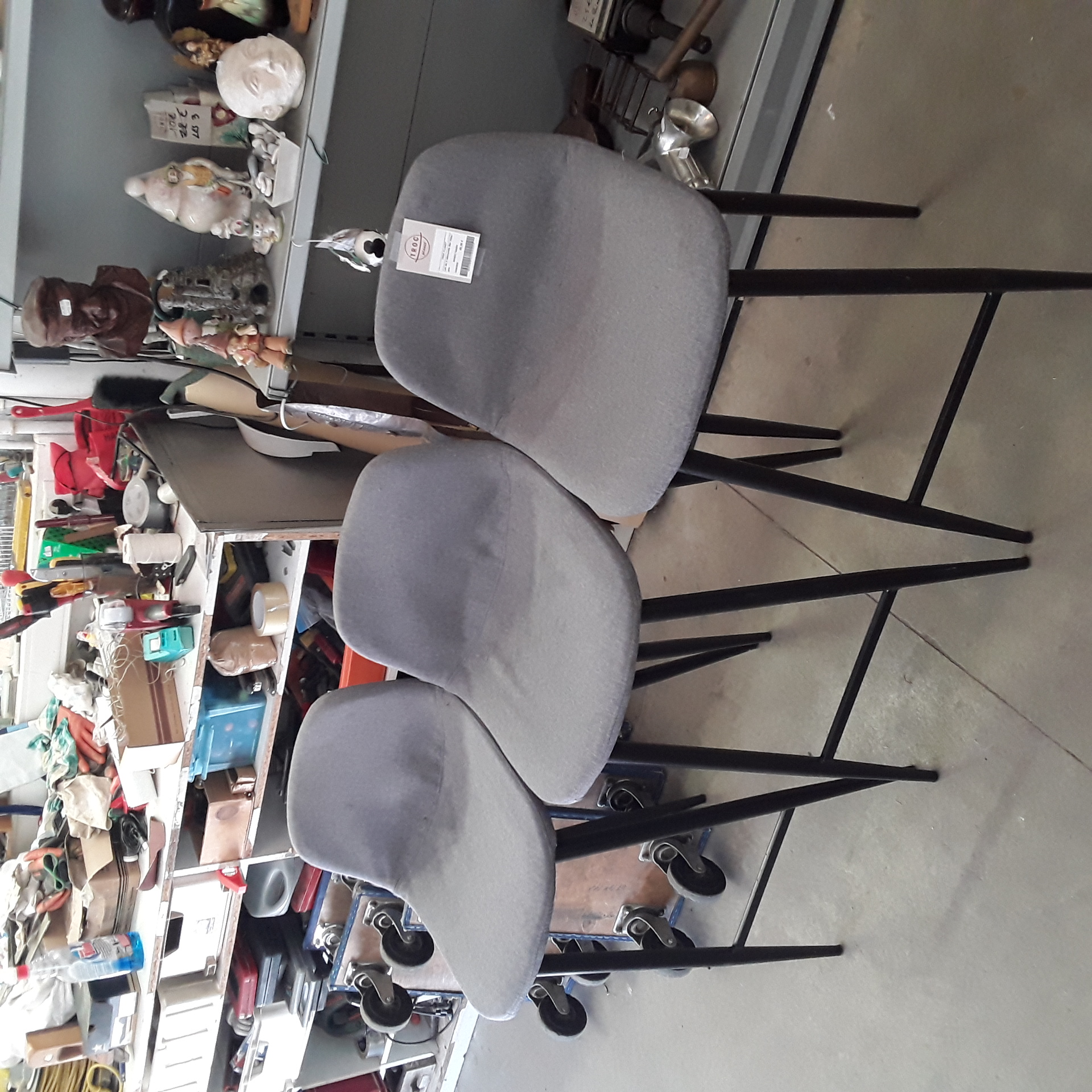 <p>Lot de 3 tabourets Bar tissu <br />gris<br />60,00 € T.T.C<br /><a href="/Article/124204?type=depose" style="color:white;" target="_blank">Lien vers l'article</a></p>