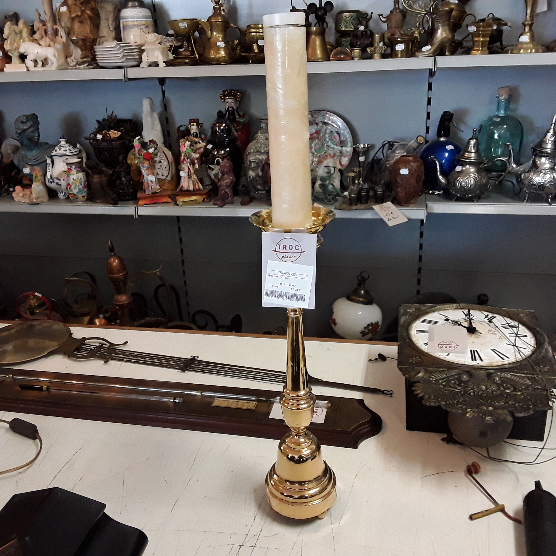 <p>Bougeoir doré<br />20,00 € T.T.C<br /><a href="/Article/122957?type=depose" style="color:white;" target="_blank">Lien vers l'article</a></p>