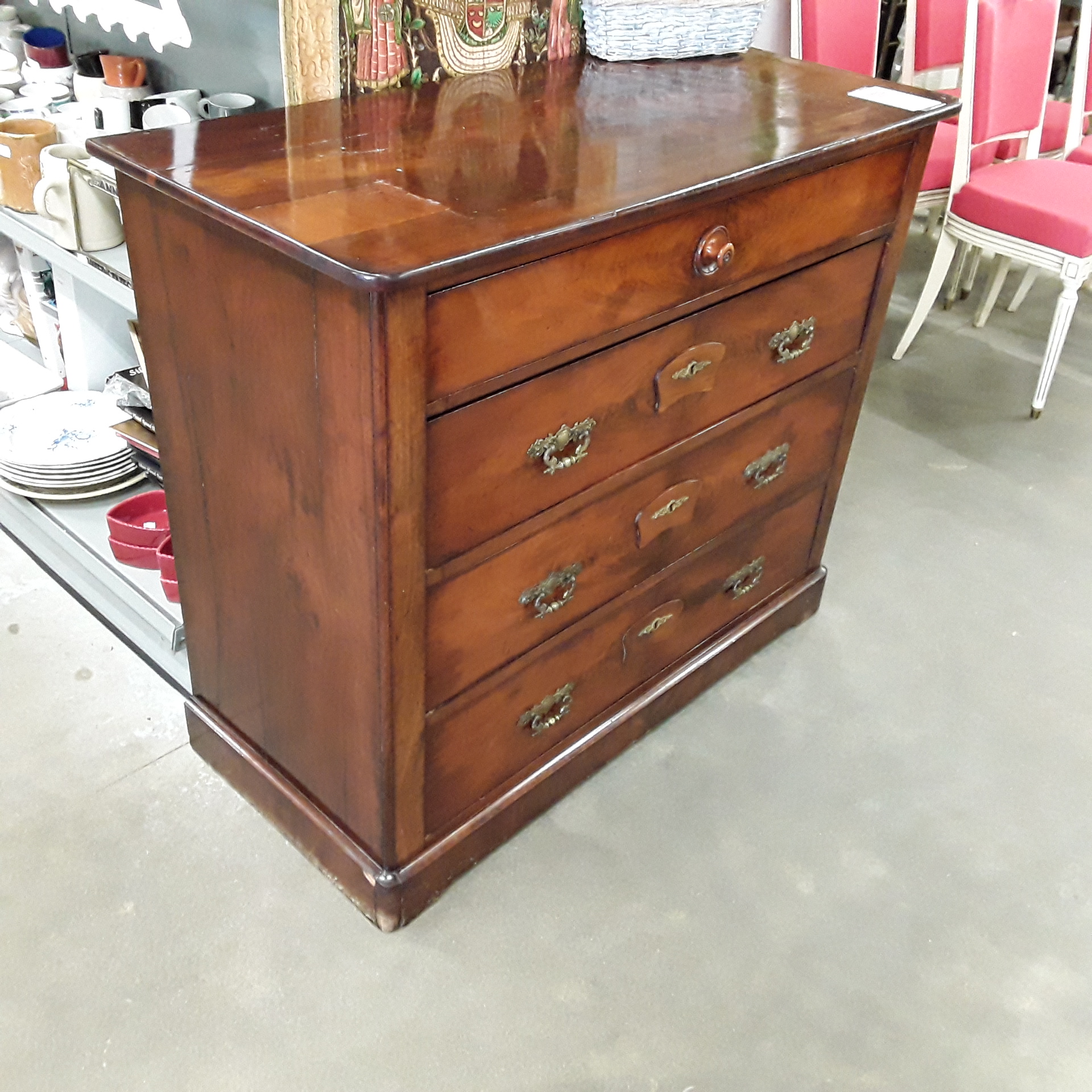 <p>Commode acajou 4 tiroirs<br />60,00 € T.T.C<br /><a href="/Article/122936?type=depose" style="color:white;" target="_blank">Lien vers l'article</a></p>